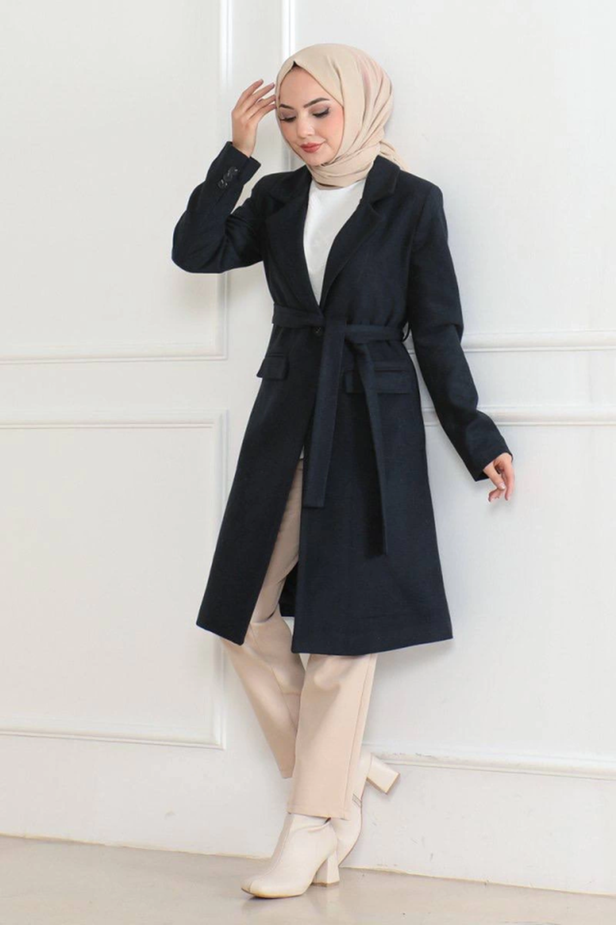 Kaşe Kaban – Uzun Boy Kruvaze Yaka, Kuşaklı Tesettür Kışlık Kaban, Astarlı Şık Yünlü Dokuma Oversize Rahat Kalıp, Cepli Modern Kaşe Mont Modeli - Lacivert