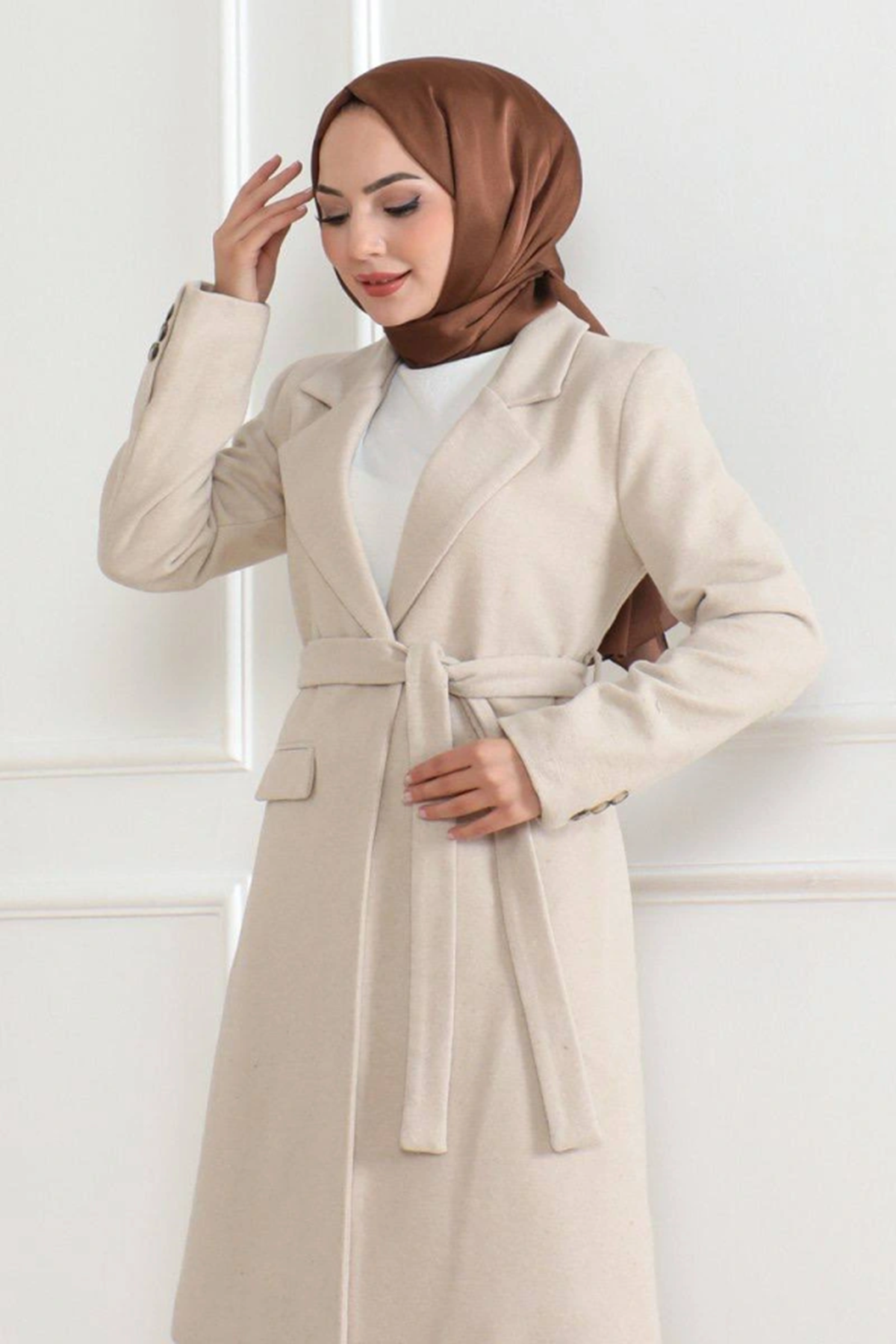 Kaşe Kaban – Uzun Boy Kruvaze Yaka, Kuşaklı Tesettür Kışlık Kaban, Astarlı Şık Yünlü Dokuma Oversize Rahat Kalıp, Cepli Modern Kaşe Mont Modeli - Bej
