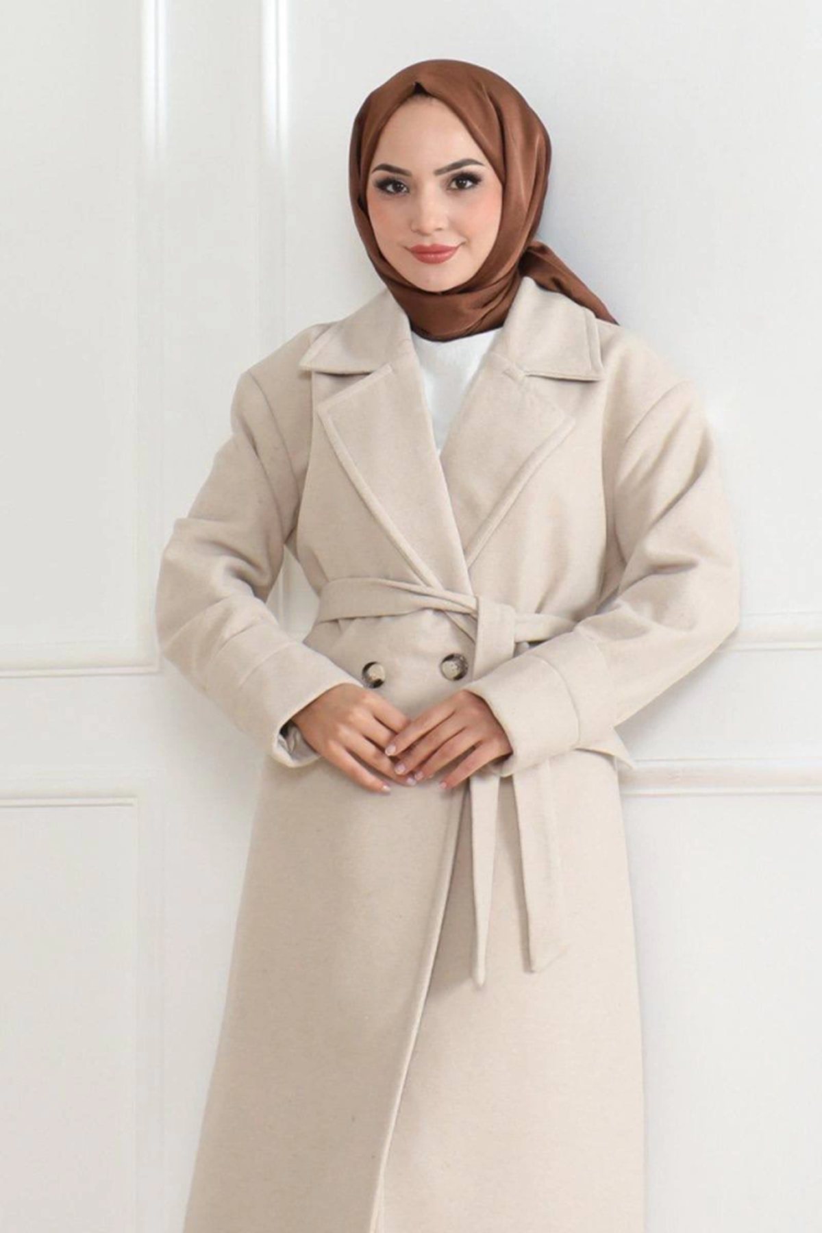 Kaşe Kaban – Uzun Boy Kruvaze Yaka Kuşaklı Tesettür Kaşe Kışlık Kaban, Astarlı Şık Yünlü Dokuma Oversize Rahat Kalıp Cepli Düğmeli Modern Kap Modeli - Bej