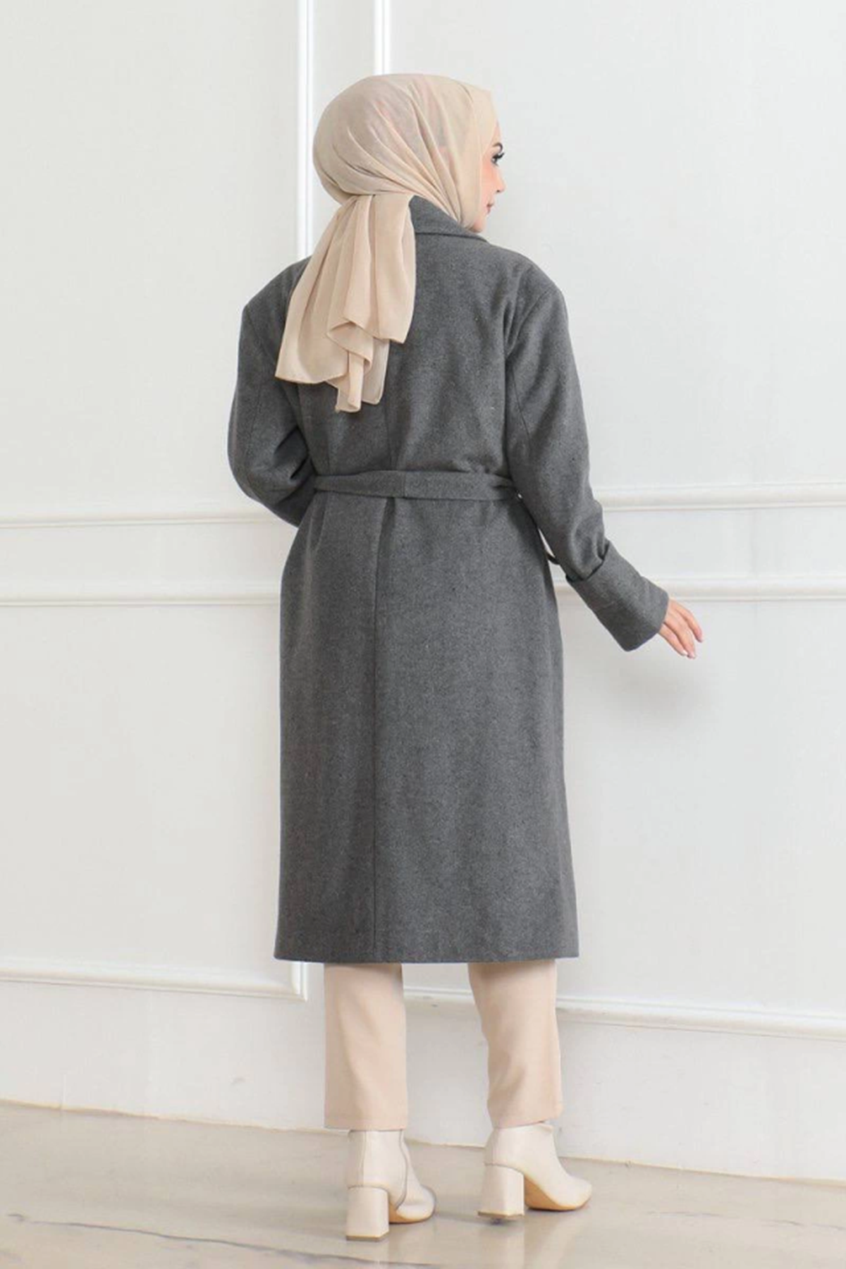 Kaşe Kaban – Uzun Boy Kruvaze Yaka Kuşaklı Tesettür Kaşe Kışlık Kaban, Astarlı Şık Yünlü Dokuma Oversize Rahat Kalıp Cepli Düğmeli Modern Kap Modeli - Gri
