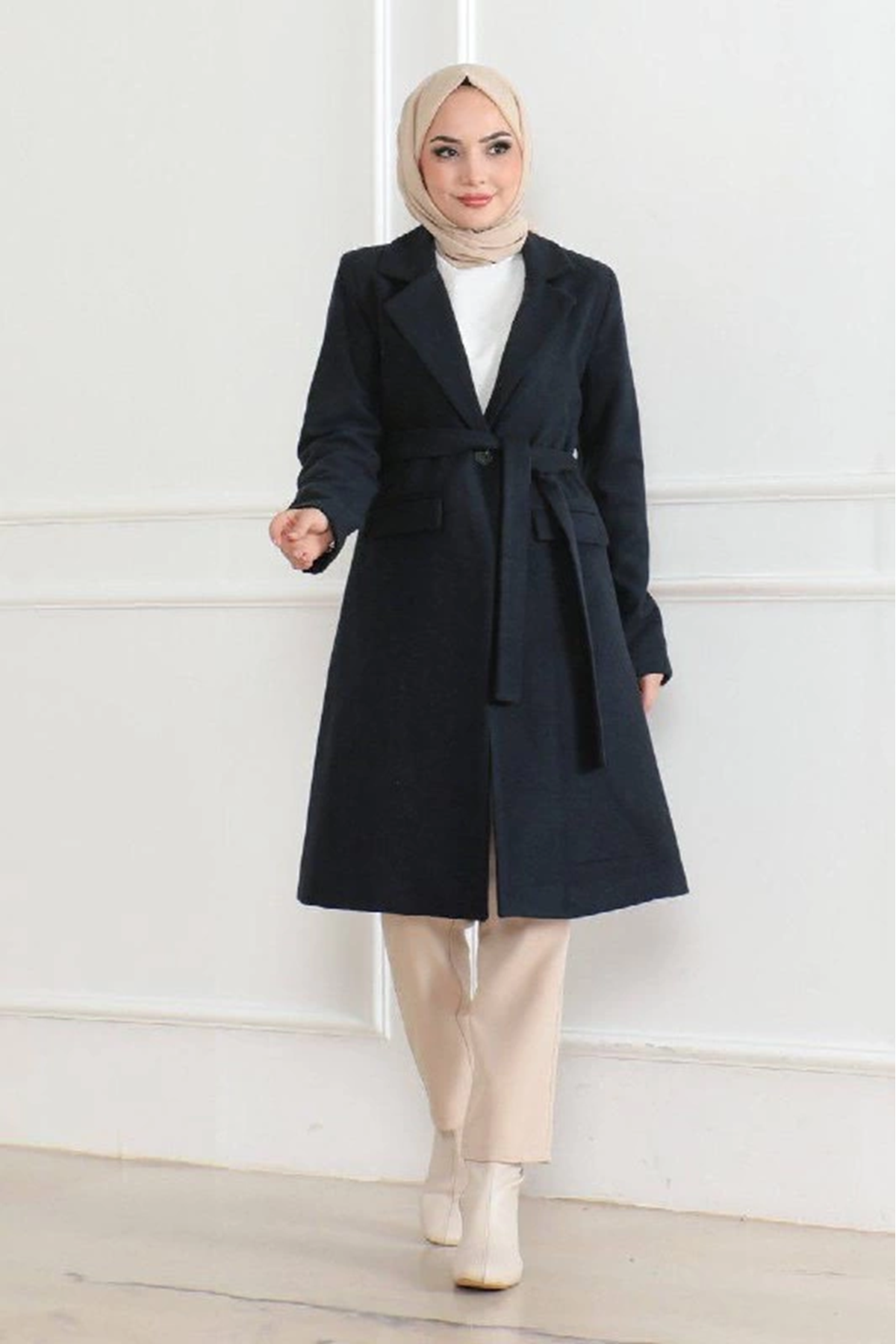 Kaşe Kaban – Uzun Boy Kruvaze Yaka, Kuşaklı Tesettür Kışlık Kaban, Astarlı Şık Yünlü Dokuma Oversize Rahat Kalıp, Cepli Modern Kaşe Mont Modeli - Lacivert