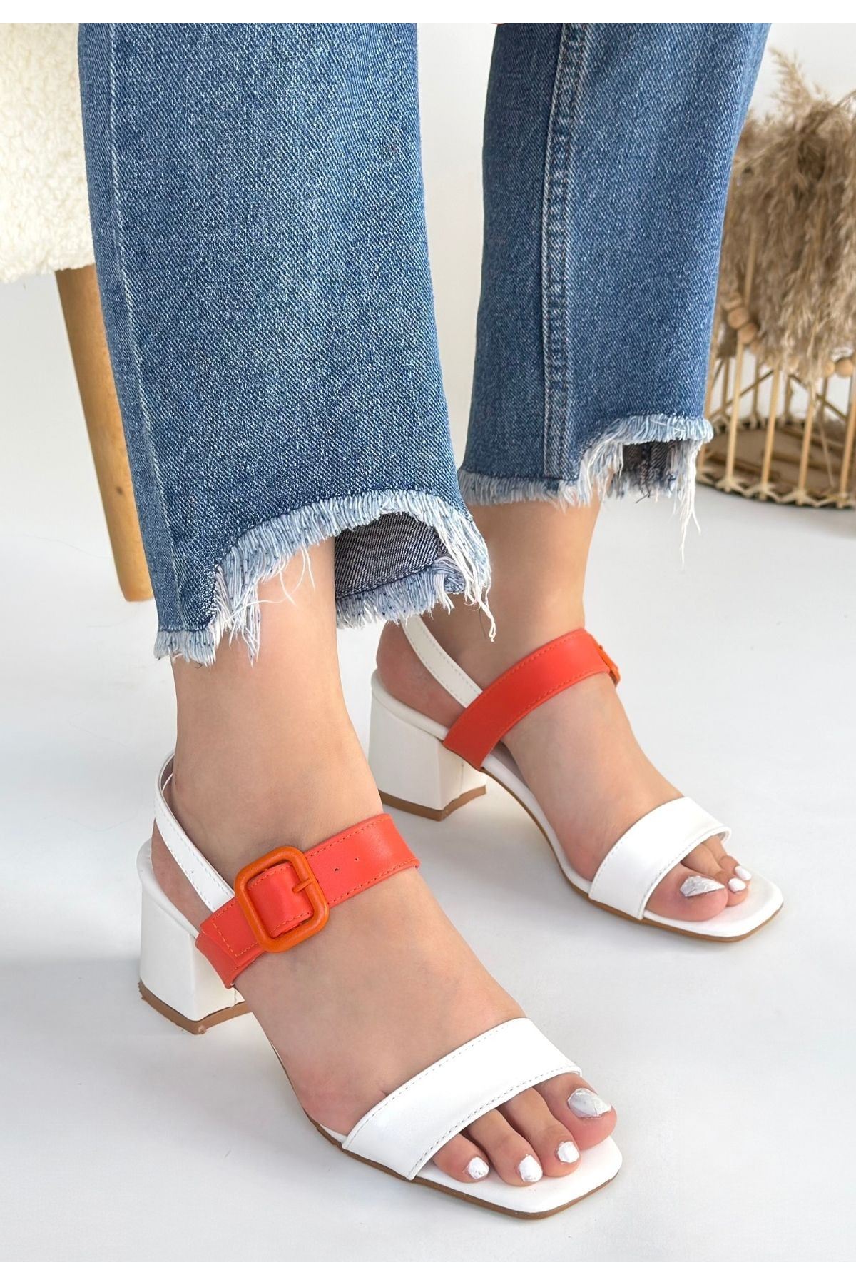 Year Beyaz Cilt Turuncu Detaylı Beyaz Topuklu Ayakkabı