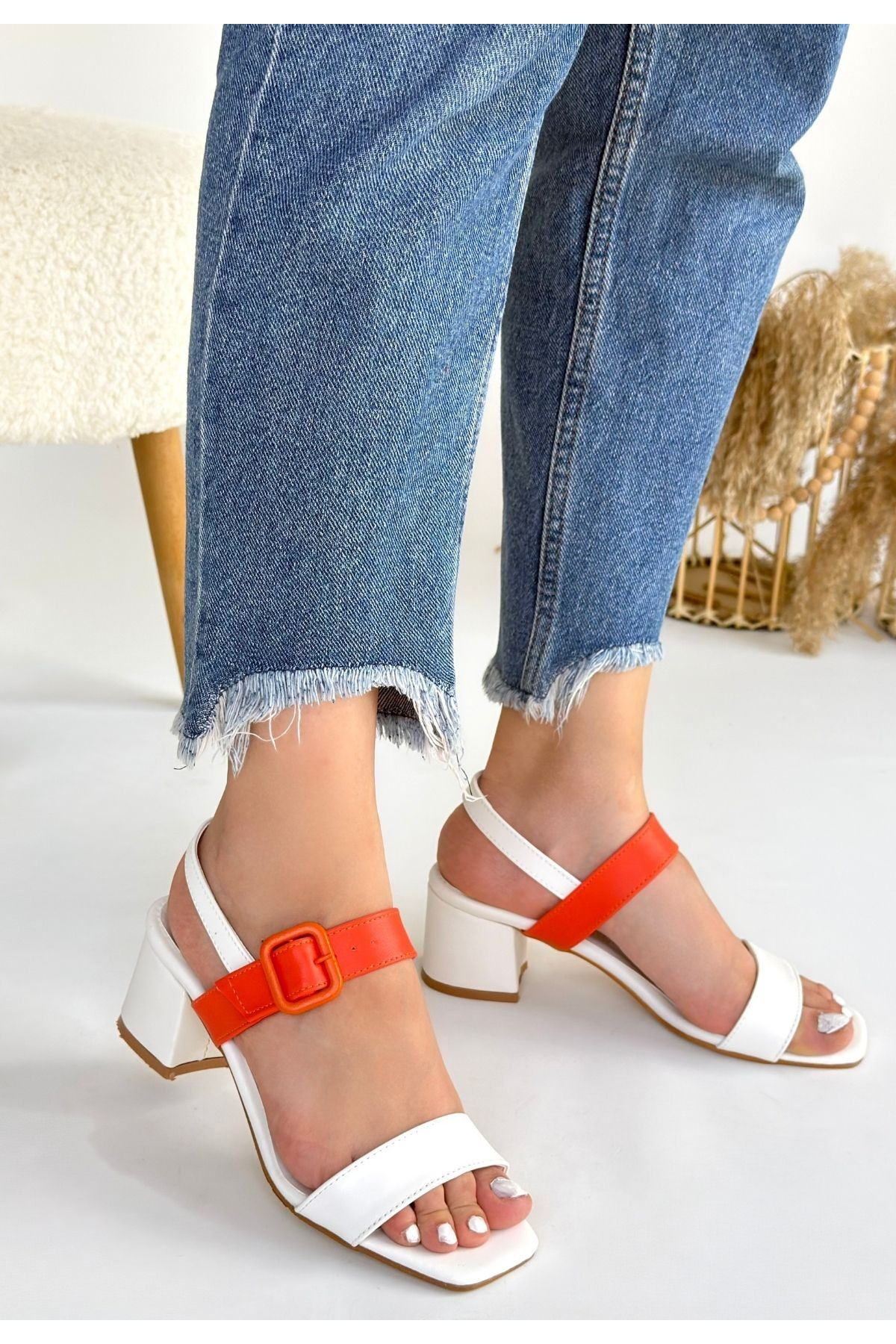 Year Beyaz Cilt Turuncu Detaylı Beyaz Topuklu Ayakkabı