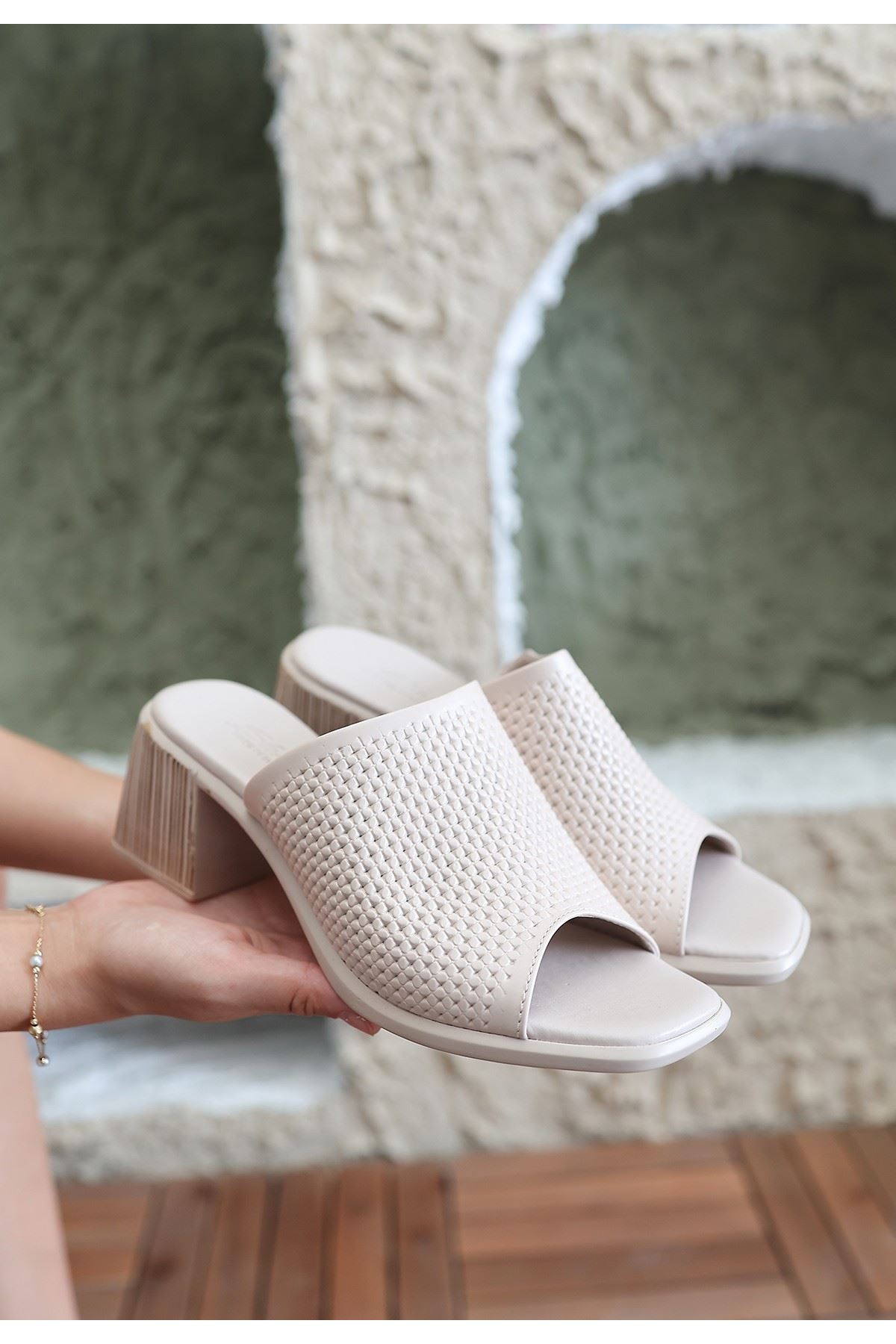 Zanna Bej Cilt Topuklu Terlik