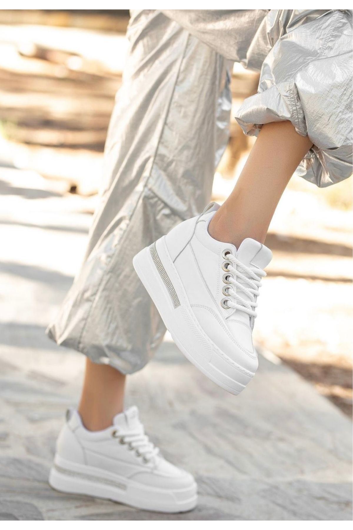 Lulu Beyaz Cilt Bağcıklı Spor Ayakkabı