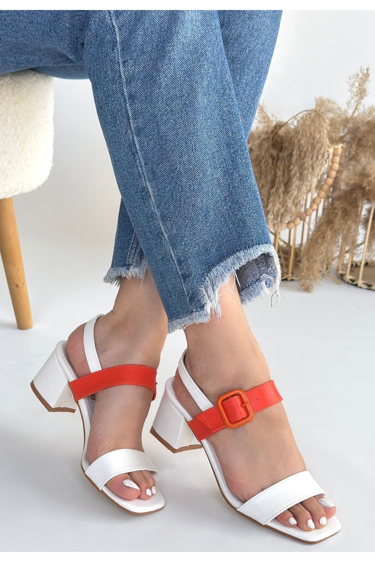 Year Beyaz Cilt Turuncu Detaylı Beyaz Topuklu Ayakkabı