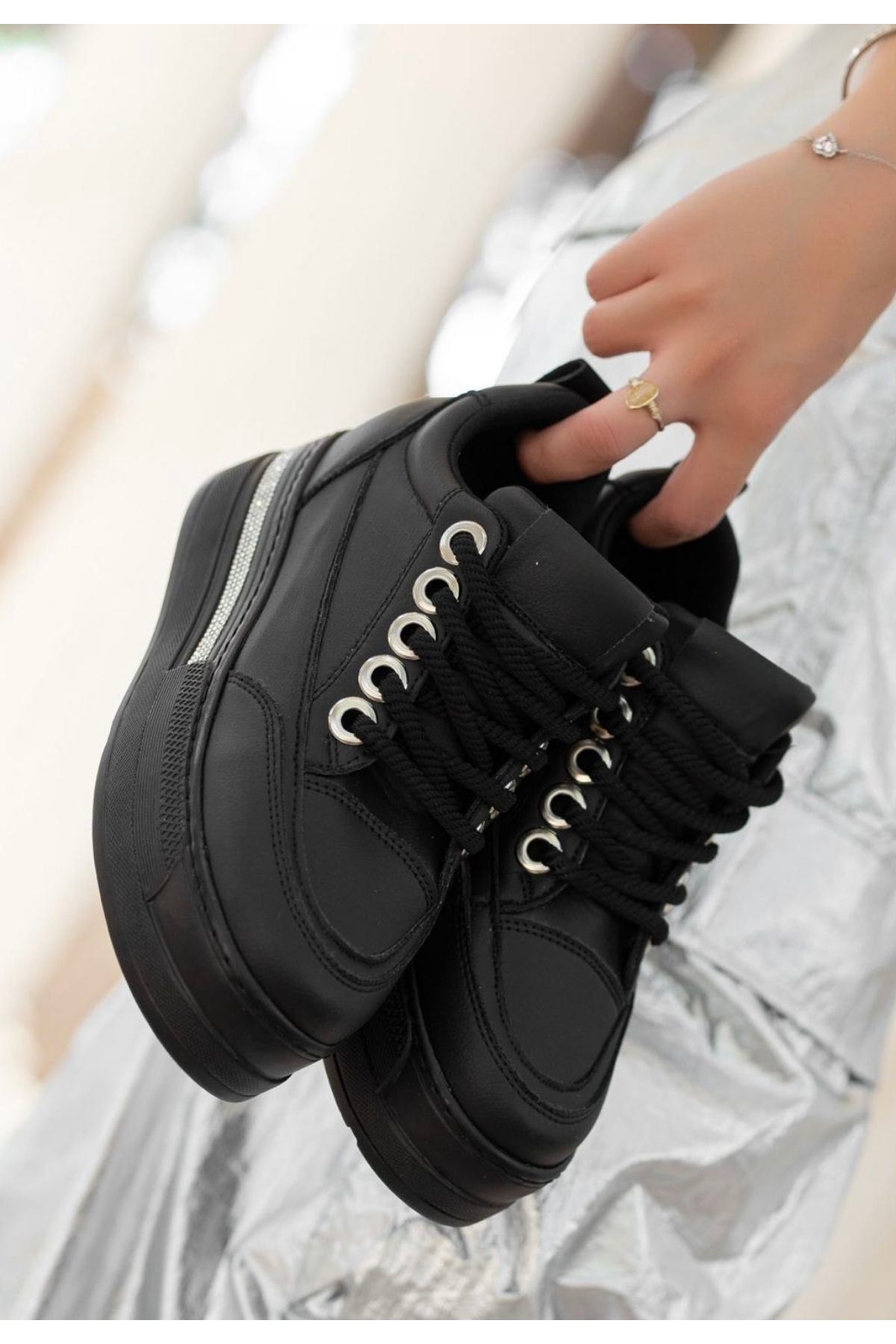 Lulu Siyah Cilt Bağcıklı Spor Ayakkabı