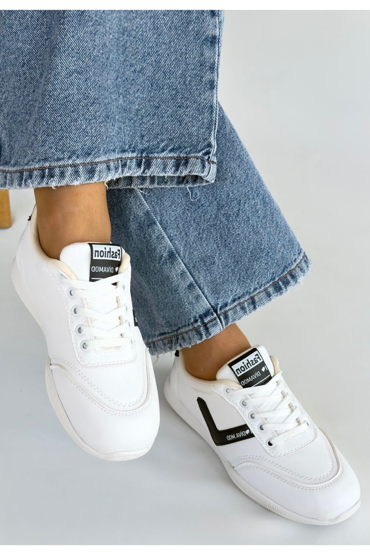 Jowen Beyaz Cilt Siyah Detaylı Bağcıklı Spor Ayakkabı