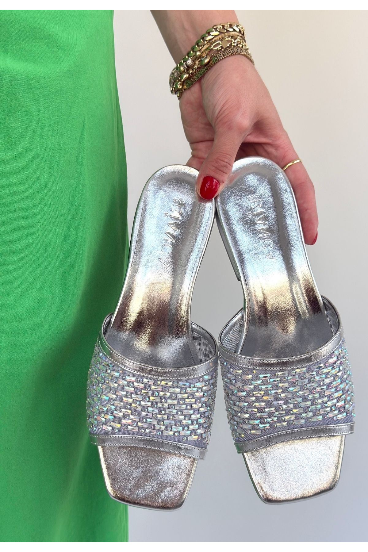 Ortu Gümüş Cilt İşlemeli Terlik