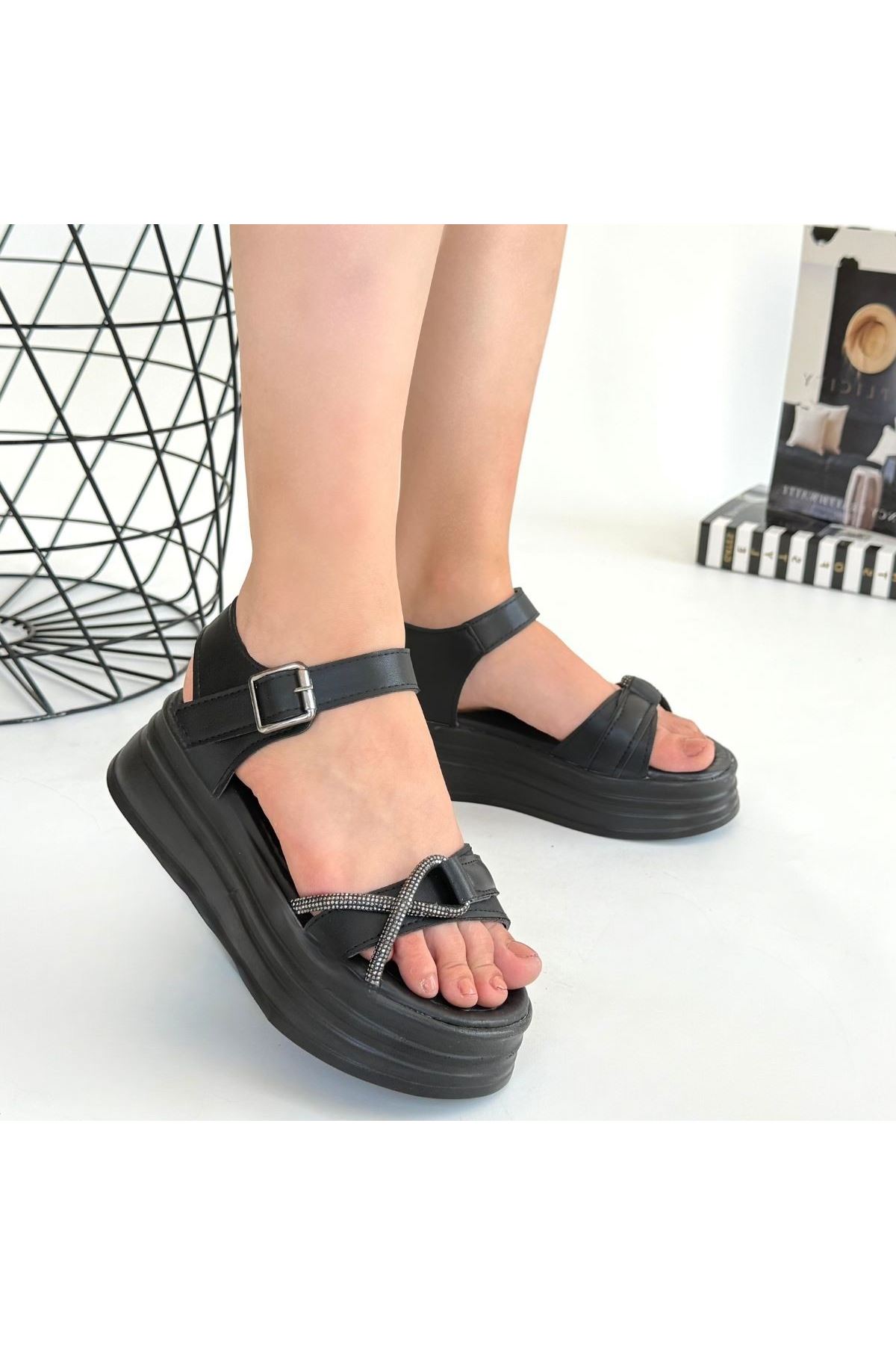 Luno Siyah Cilt Kemerli Sandalet