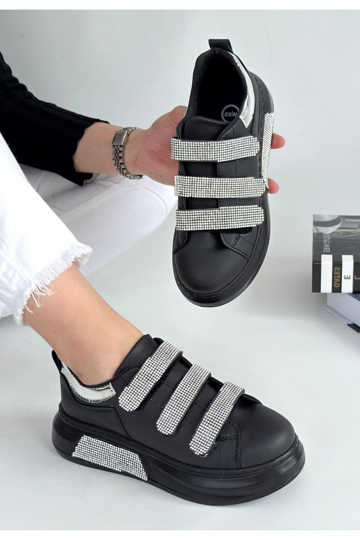 Elika Siyah Cilt Cırt Cırtlı Spor Ayakkabı
