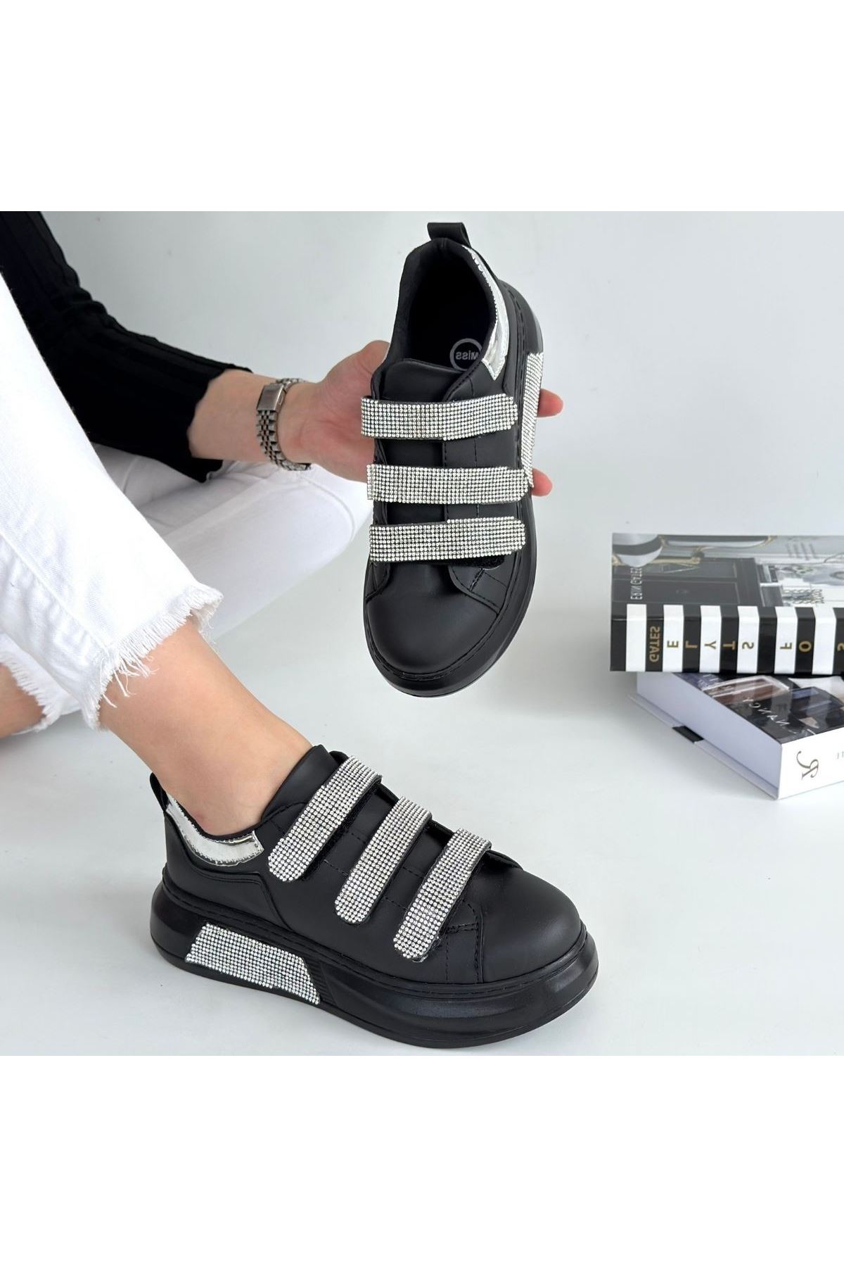 Elika Siyah Cilt Cırt Cırtlı Spor Ayakkabı