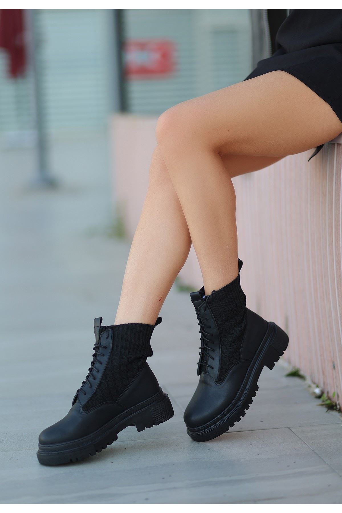 Utag Siyah Cilt Bağcıklı Bot