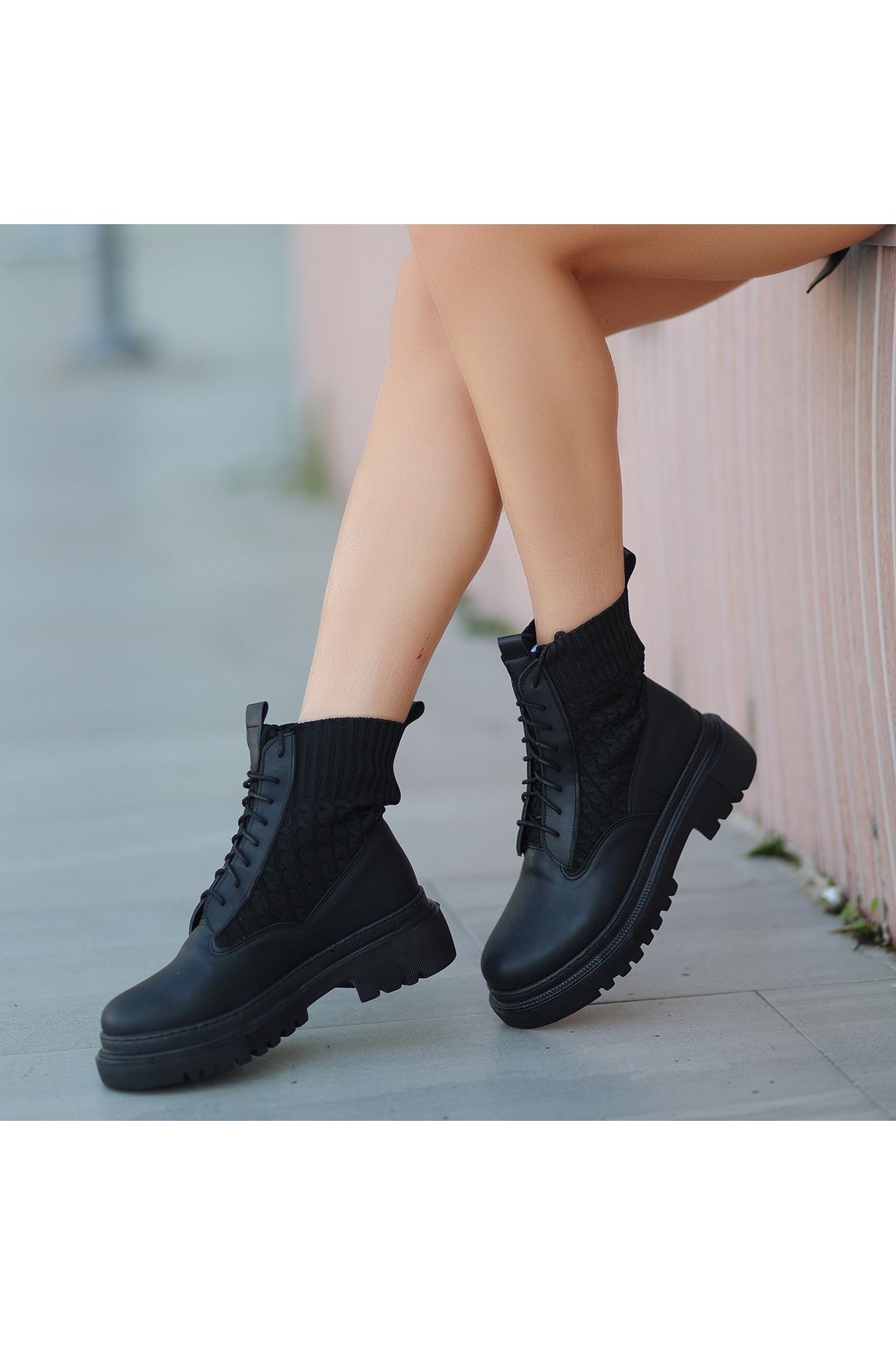 Utag Siyah Cilt Bağcıklı Bot