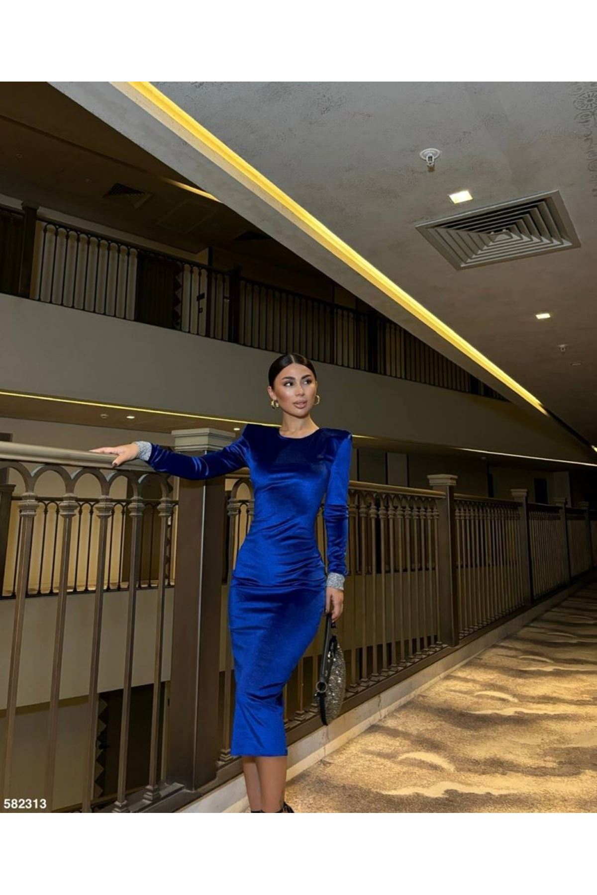 Kadın Bisiklet Yaka Vatkalı Manşet Detay Kadife Kumaş Midi Boy Elbise