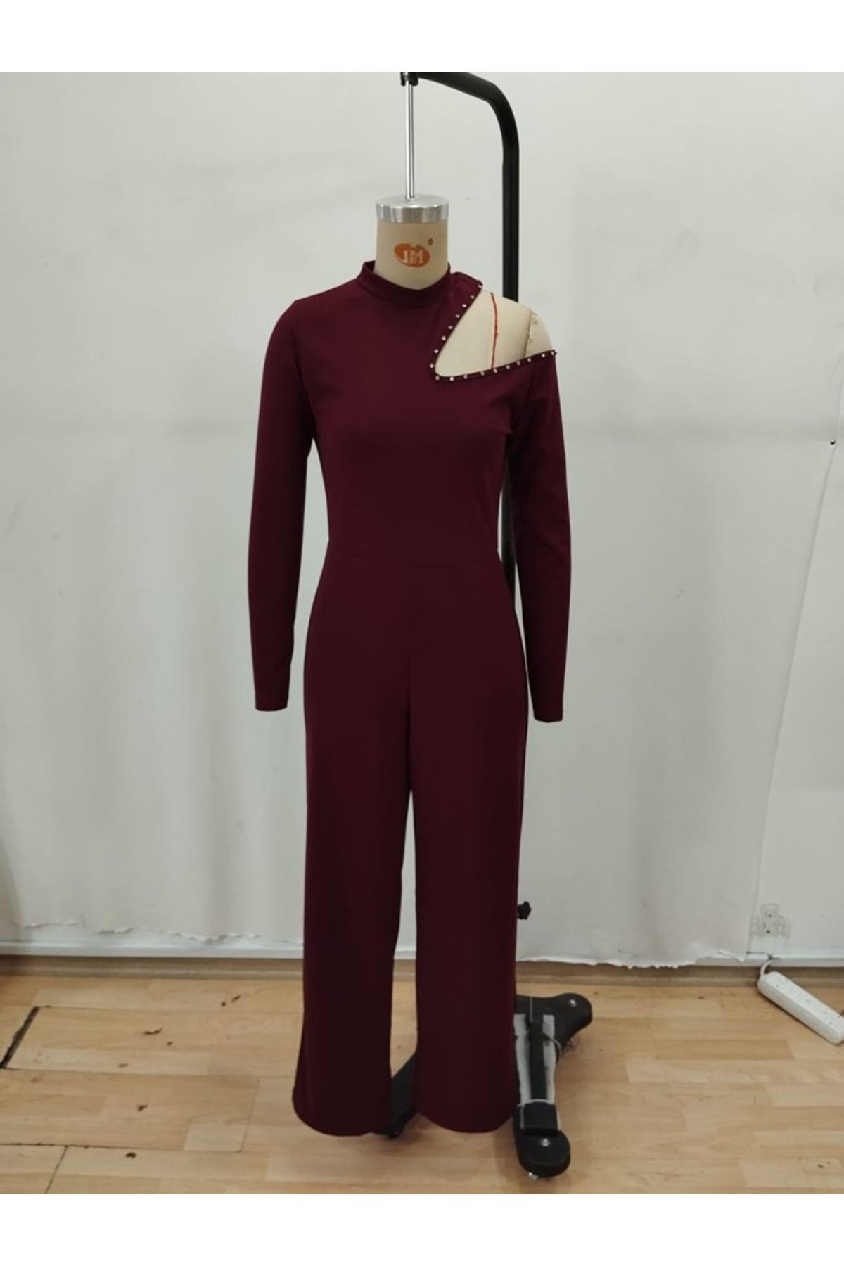 Kadın Tek Omuzdan Açık Balıkçı Yaka Taş Detaylı Uzun Ithal Krep Tulum