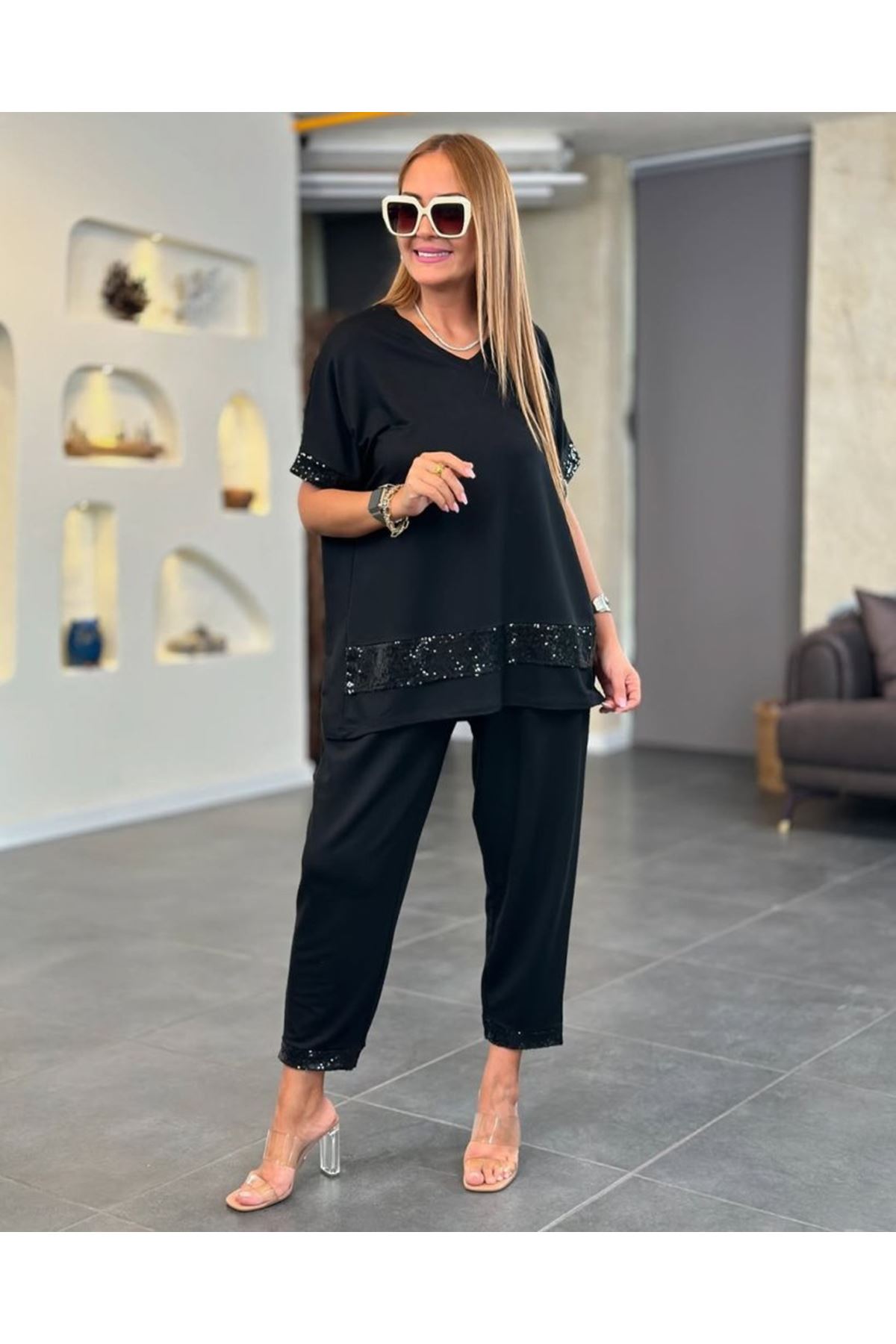 Kadın Kısa Kollu V Yakalı Pul Payetli Viskon Iki Iplik Bluz Ve Pantolon Ikili Takım
