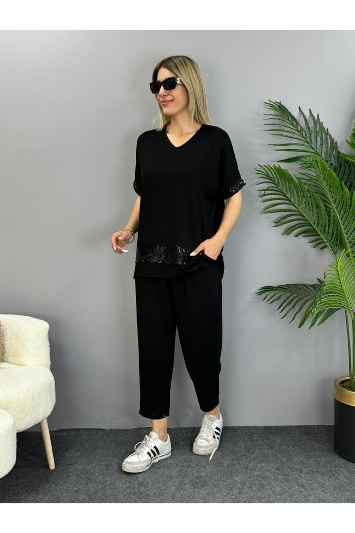 Kadın Kısa Kollu V Yakalı Pul Payetli Viskon Iki Iplik Bluz Ve Pantolon Ikili Takım