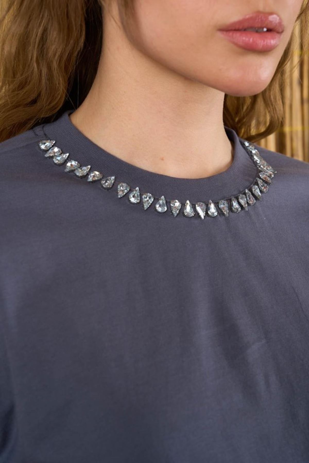 Yakası Taşlı Tshirt - Füme