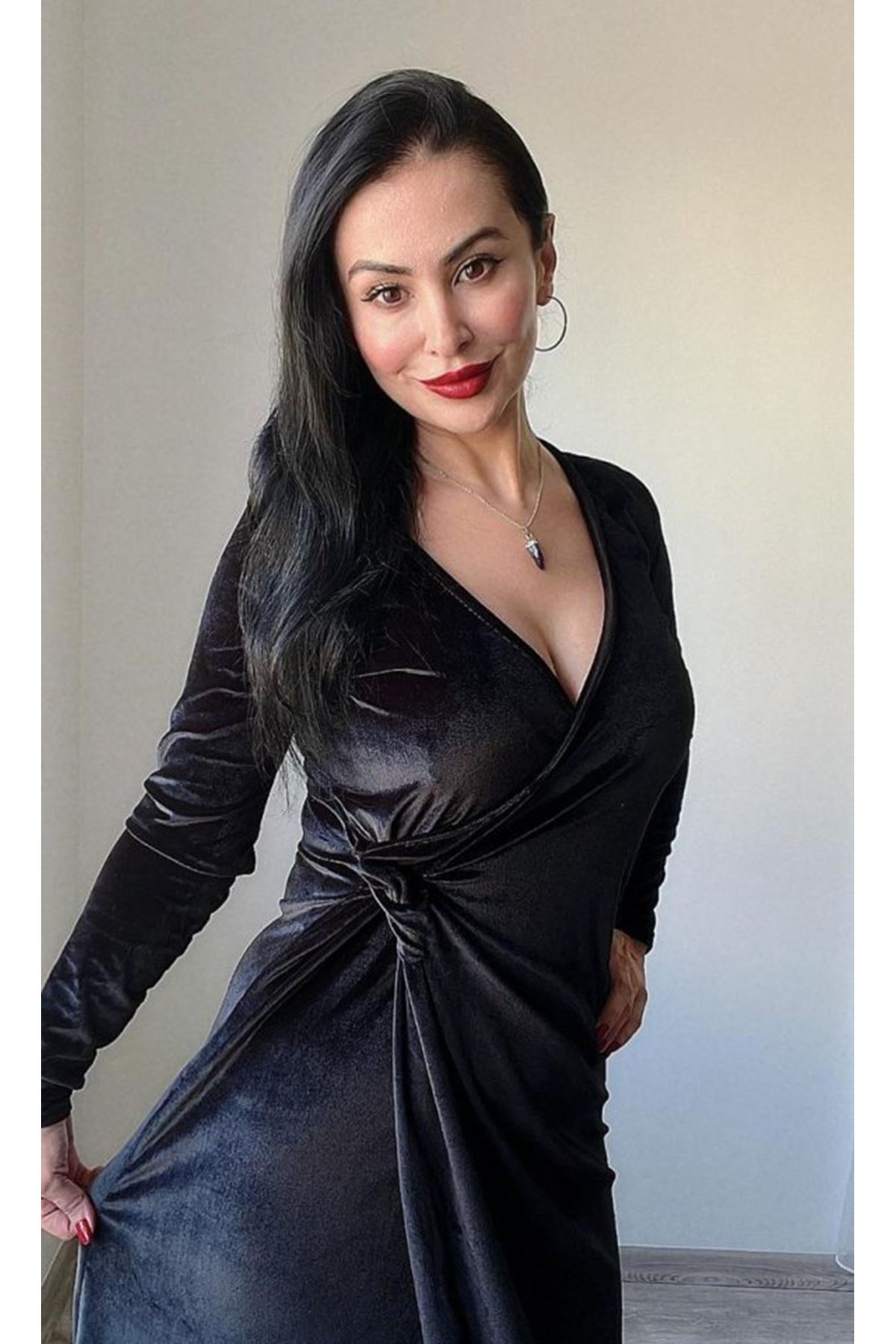 Kadın Uzun Kollu Kruvaze Yaka Yırtmaçlı Kadife Elbise