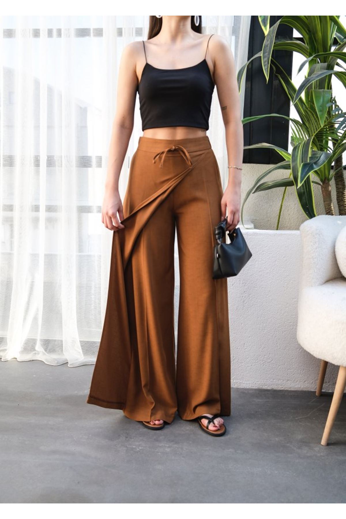 Keten Önü Çapraz Parçali Lasti̇kli̇ Ve Bağcikli Geni̇ş Paça Pantolon