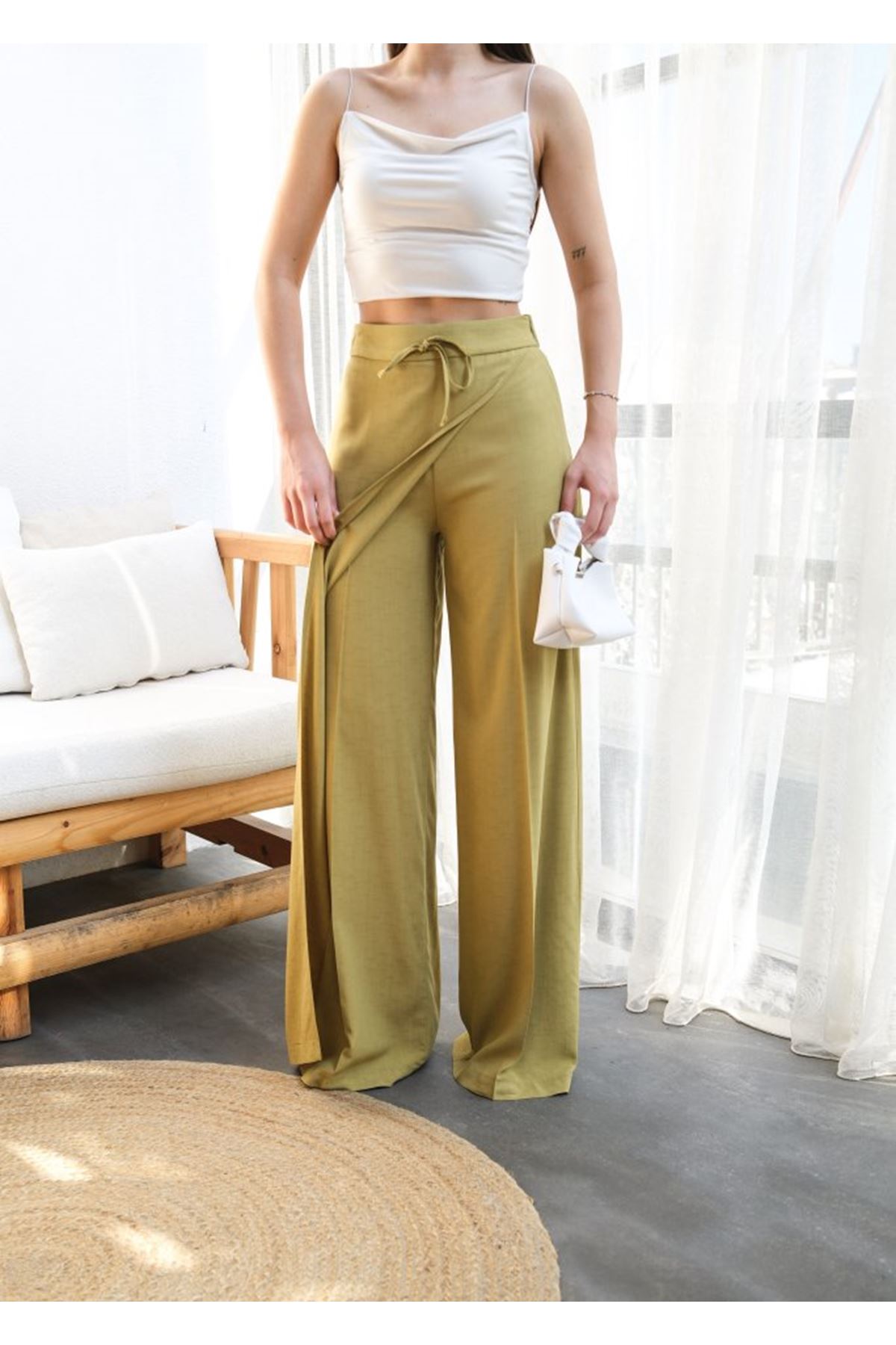 Keten Önü Çapraz Parçali Lasti̇kli̇ Ve Bağcikli Geni̇ş Paça Pantolon