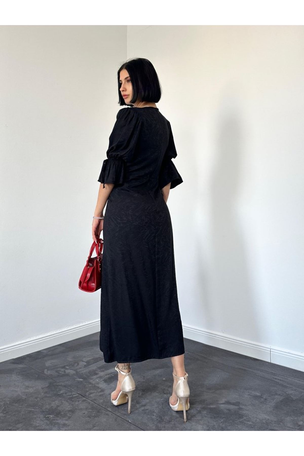 Siyah Yırtmaçlı Jakar Elbise