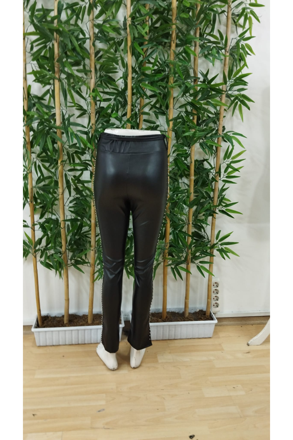 Kadın Yüksek Bel Yanlardan Incili Yırtmaçlı Uzun Deri Tayt