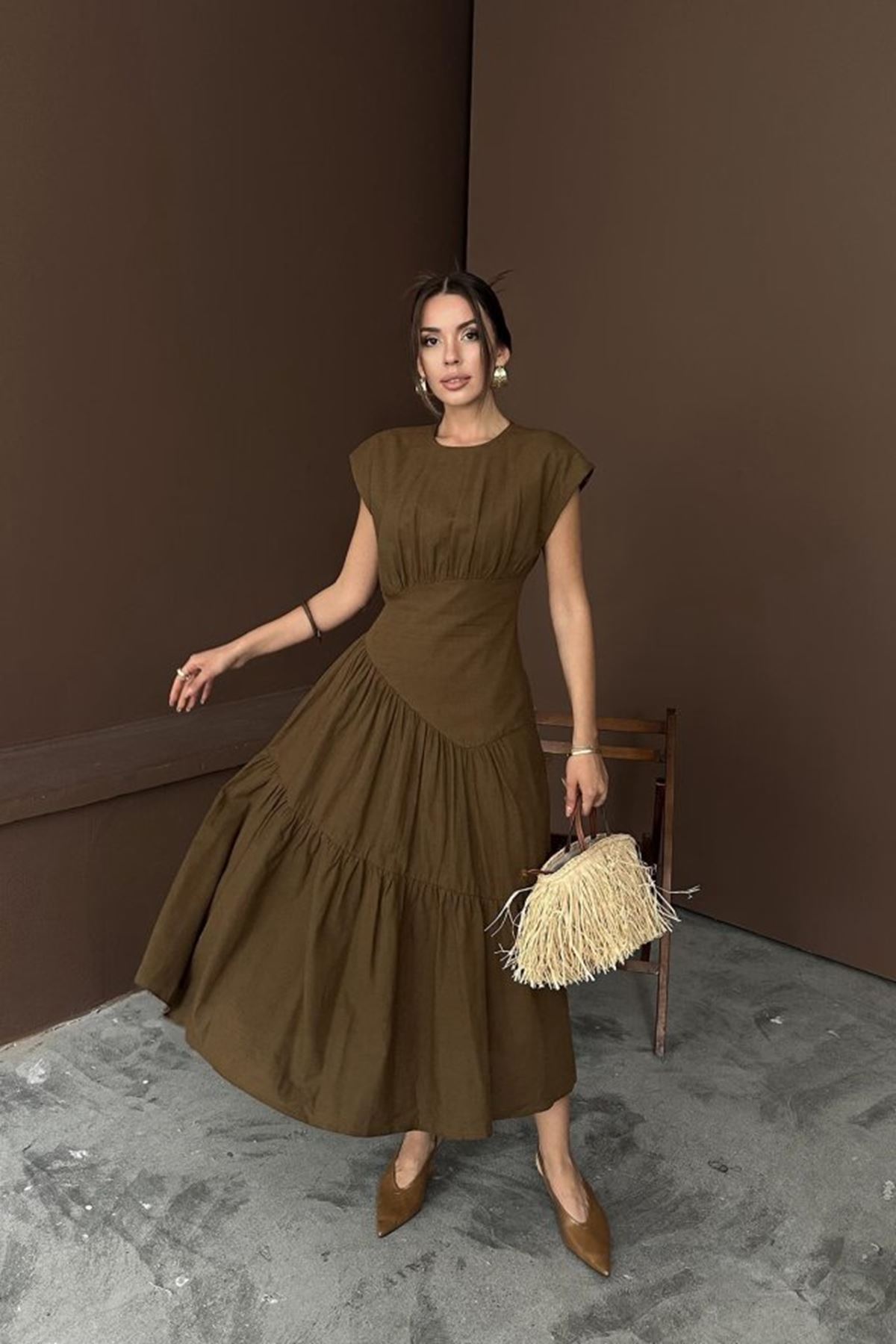Kahverengi Büzgü Detaylı Keten Elbise