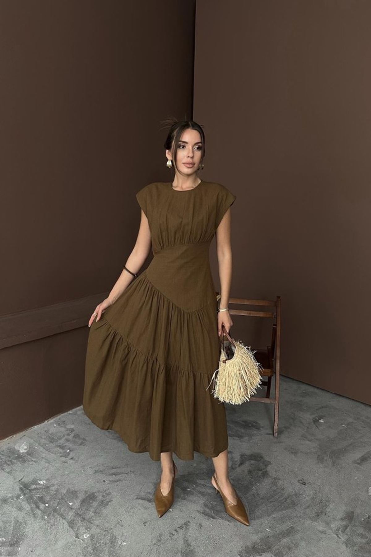 Kahverengi Büzgü Detaylı Keten Elbise