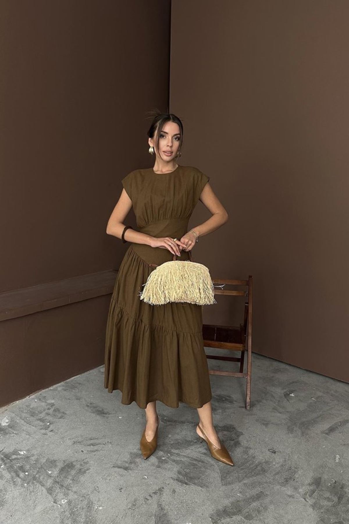 Kahverengi Büzgü Detaylı Keten Elbise