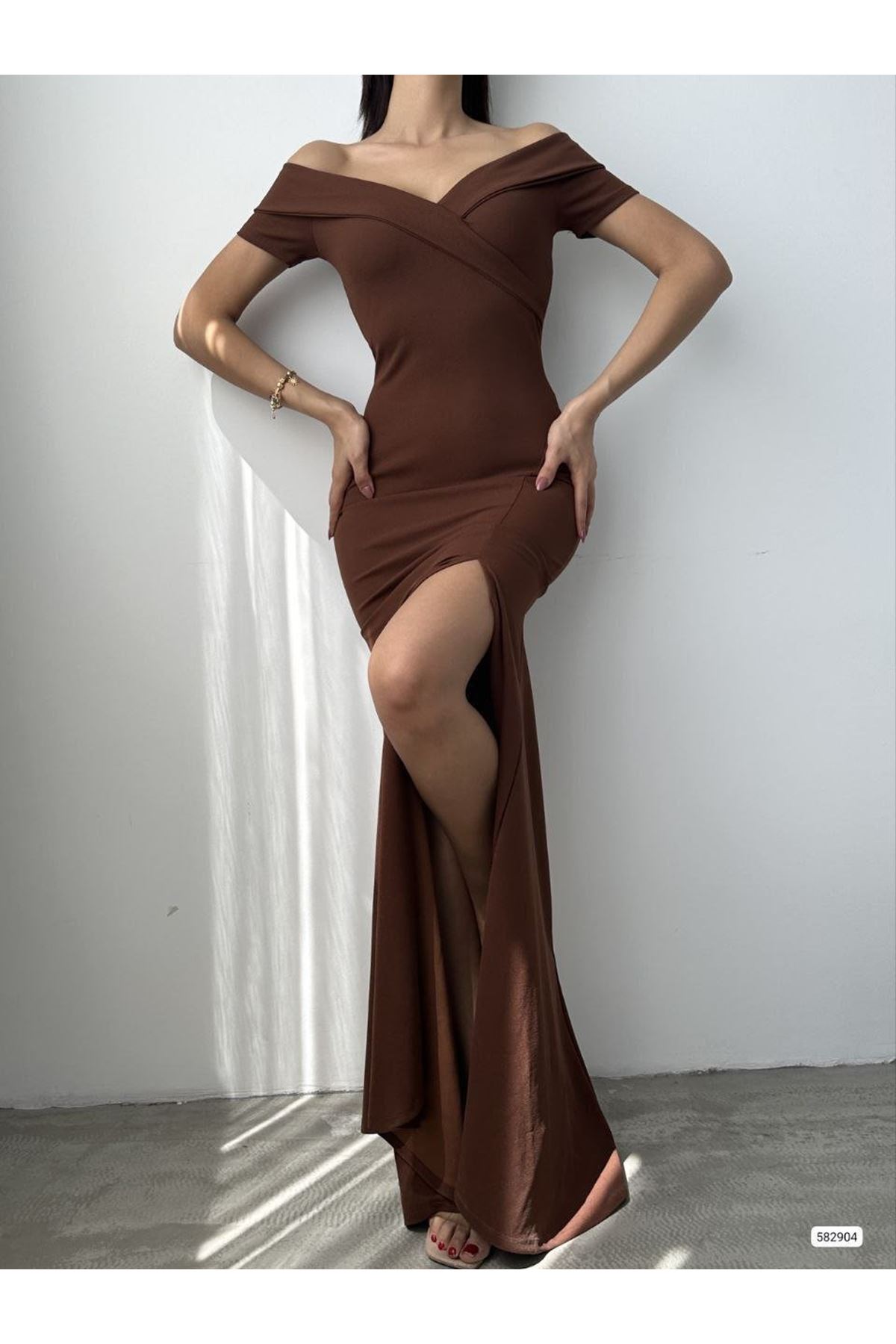 Kadın Dalgıç Kumaş Kayık Yaka Ve Dekolte Detaylı Elbise