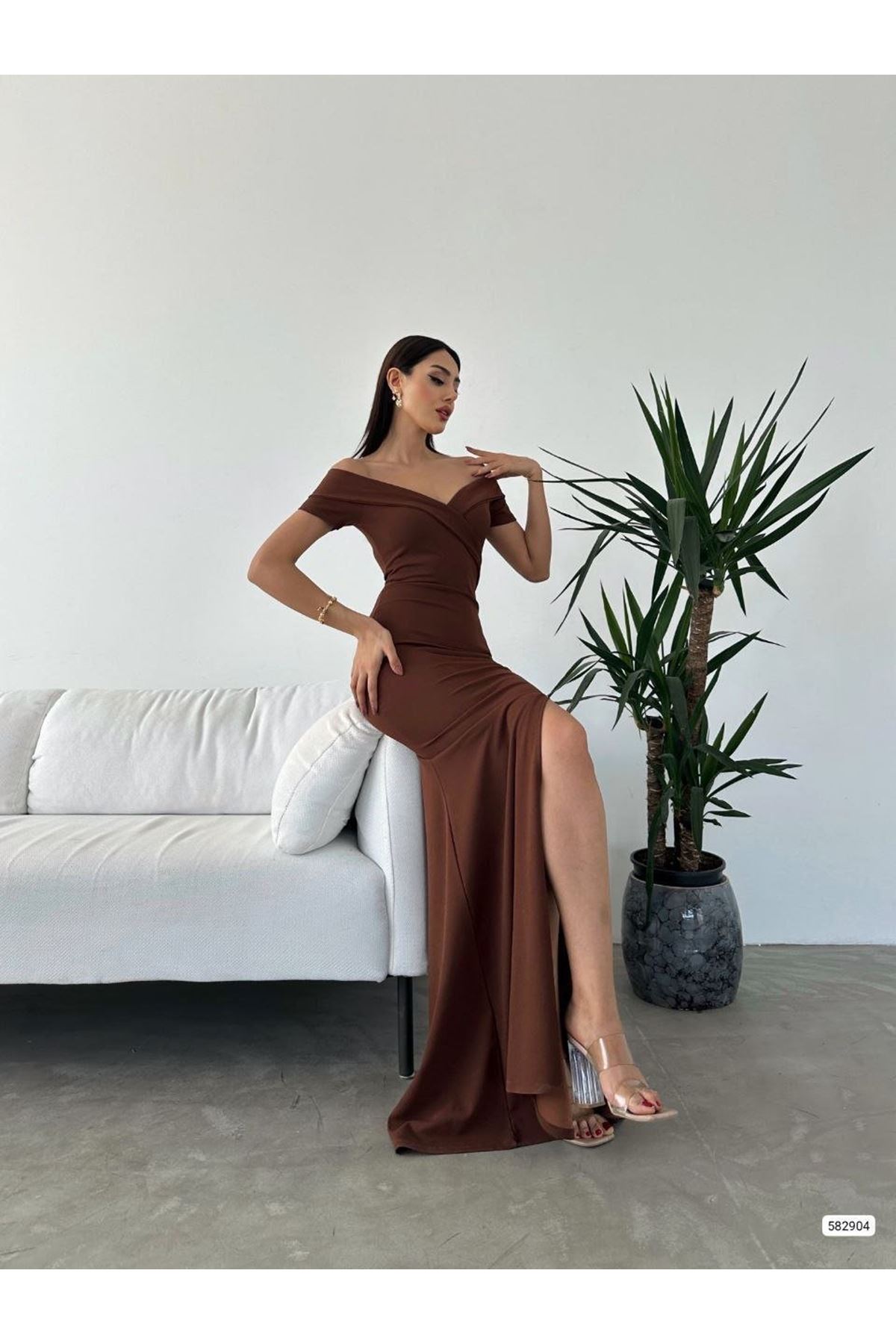 Kadın Dalgıç Kumaş Kayık Yaka Ve Dekolte Detaylı Elbise