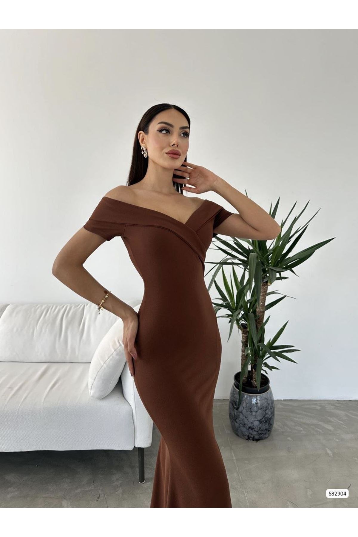 Kadın Dalgıç Kumaş Kayık Yaka Ve Dekolte Detaylı Elbise