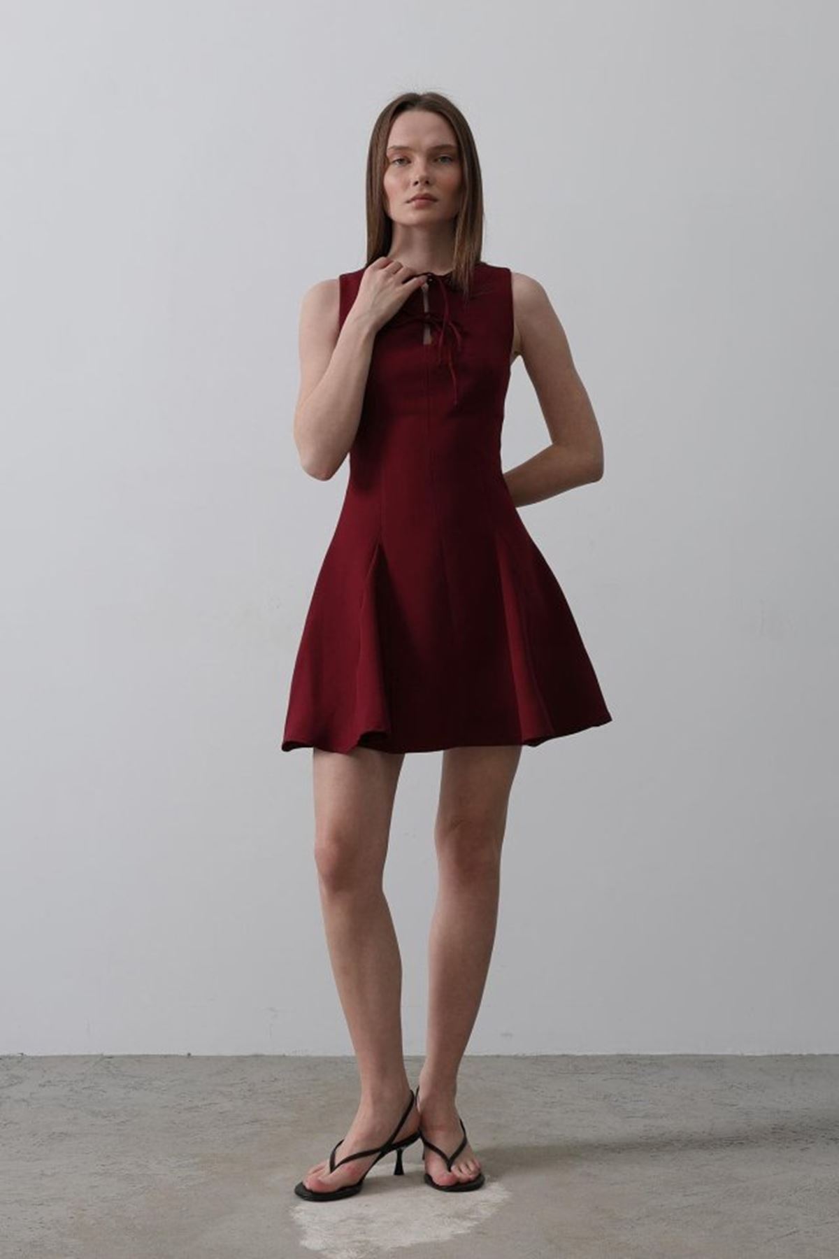 Fiyonk Detay Sıfır Kollu Mini Elbise - Bordo