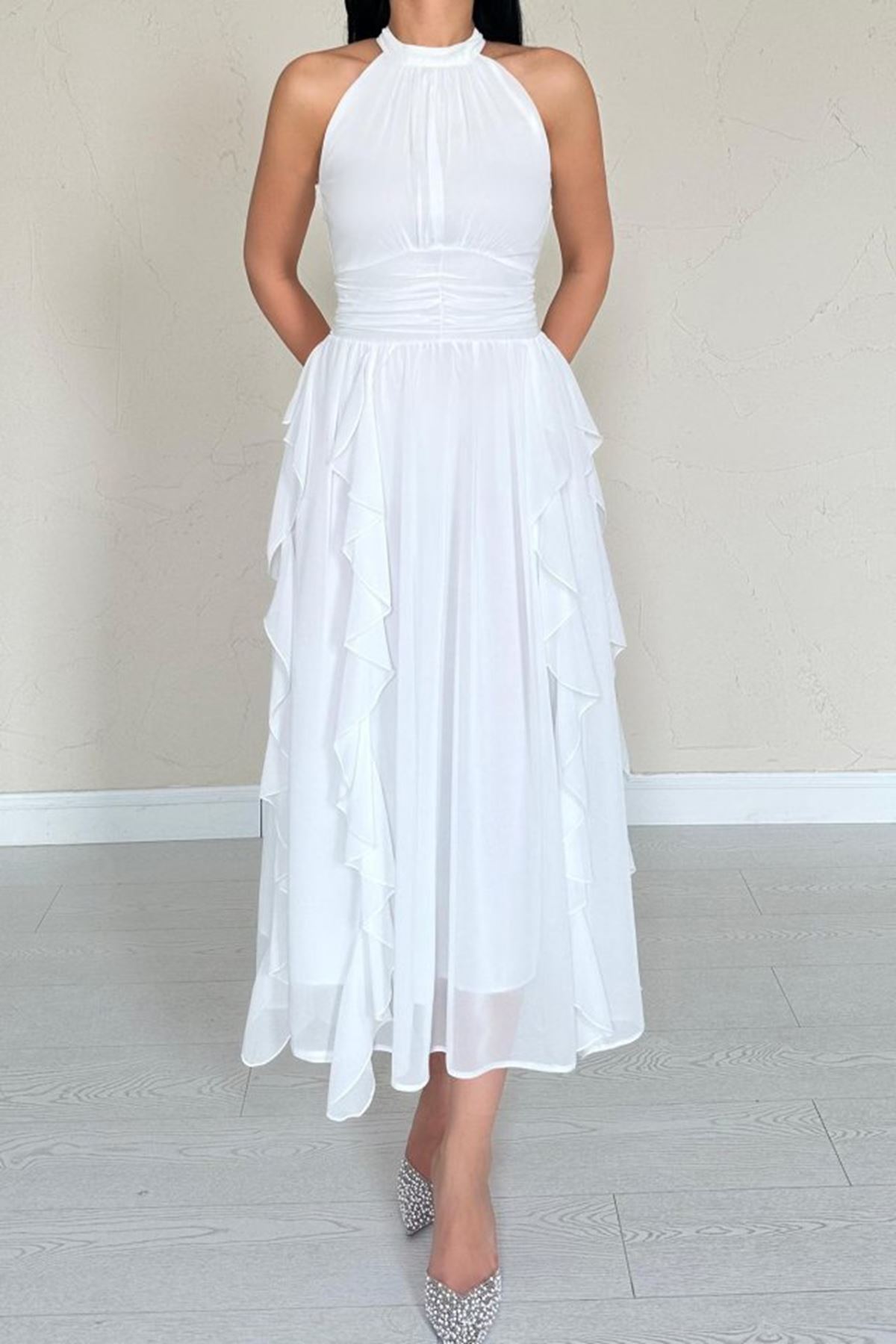 Beyaz Önü Büzgülü Fırfırlı Elbise