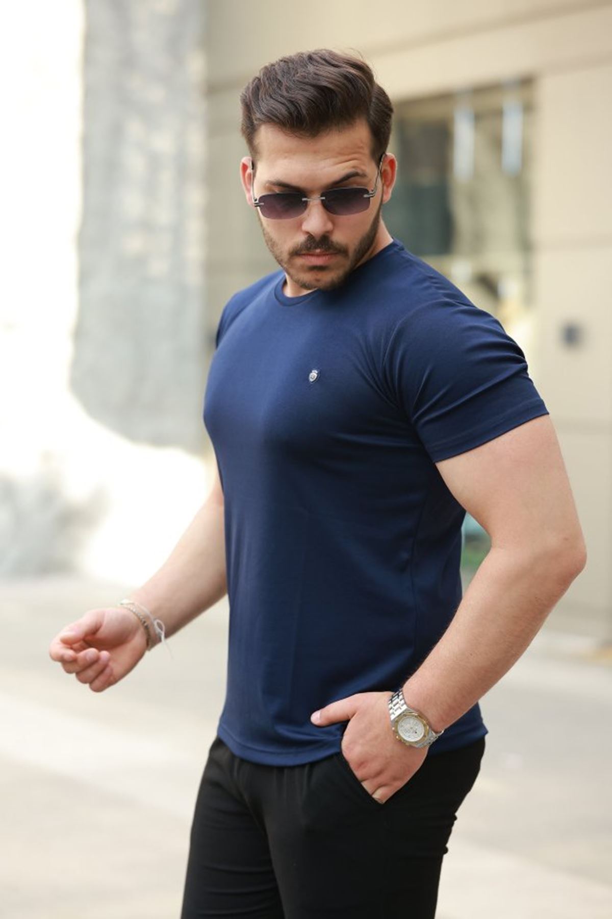 Erkek Bisiklet Yaka Arma Detaylı Basic Kısa Kollu Tişört