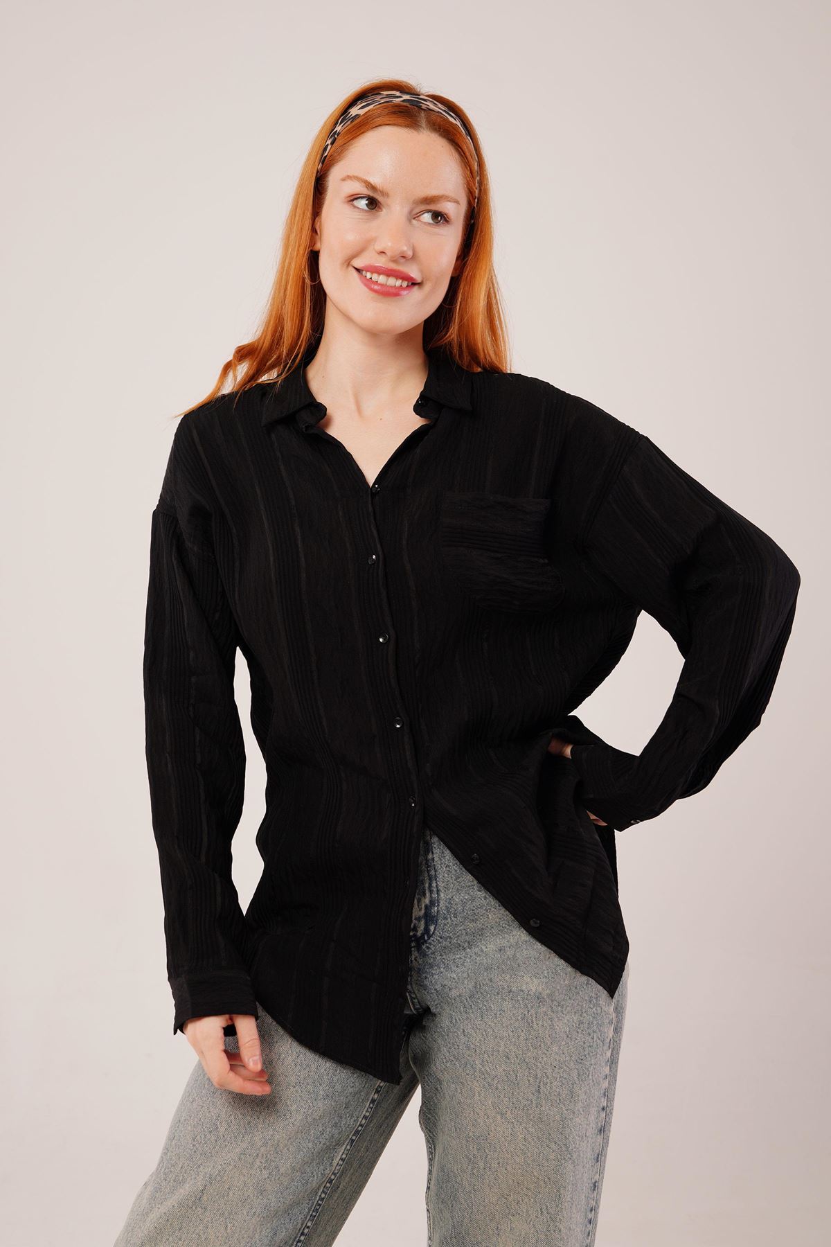 Hakim Yaka Çizgili Cep Detaylı Siyah Gömlek