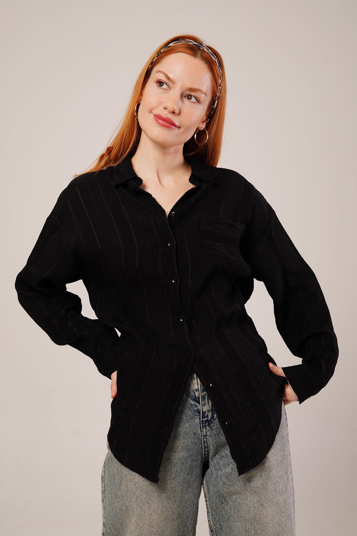 Hakim Yaka Çizgili Cep Detaylı Siyah Gömlek