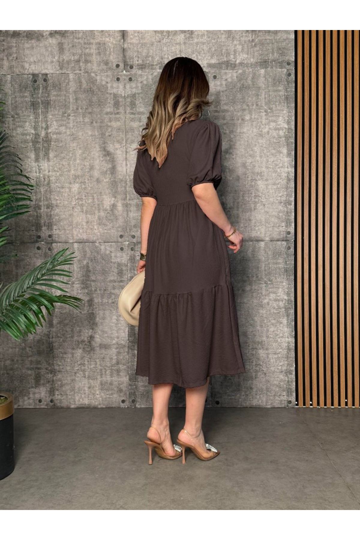 Kadın Kısa Kollu Yakası Açık Katlı Bürümcük Balon Elbise