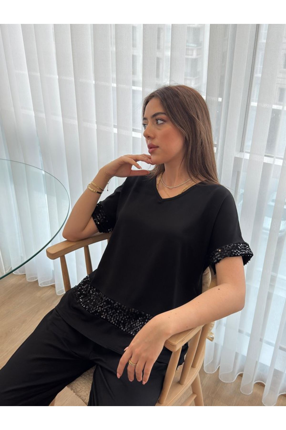 Kadın Kısa Kollu V Yakalı Pul Payetli Viskon Iki Iplik Bluz Ve Pantolon Ikili Takım