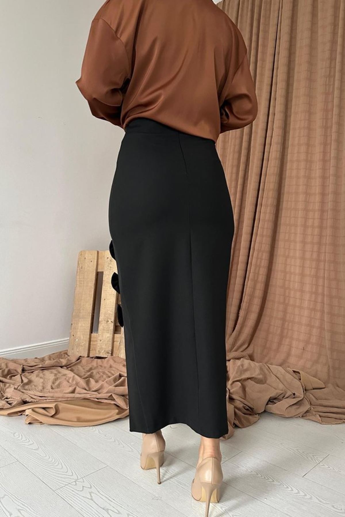 Siyah Fiyonk Detaylı Etek