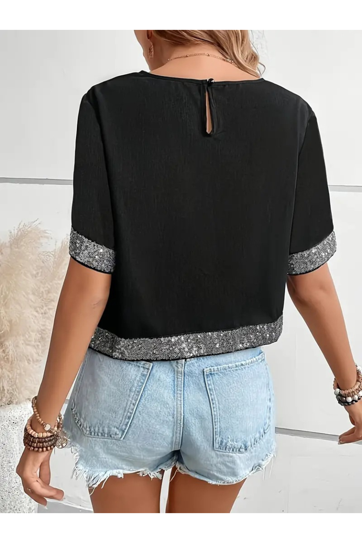Kadın Kısa Kollu Bisiklet Yaka Asimetrik Kesim Detaylı Pul Payetli Krep Bluz