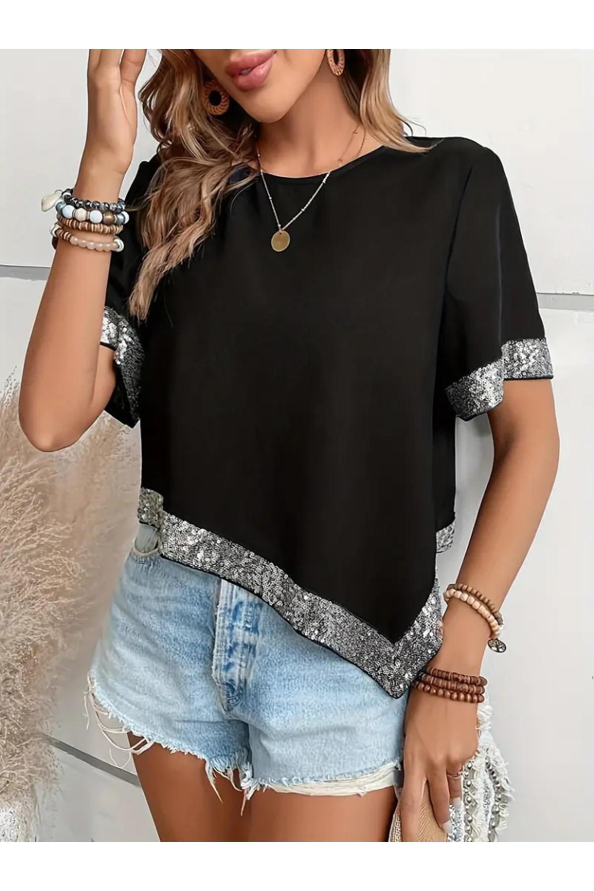Kadın Kısa Kollu Bisiklet Yaka Asimetrik Kesim Detaylı Pul Payetli Krep Bluz