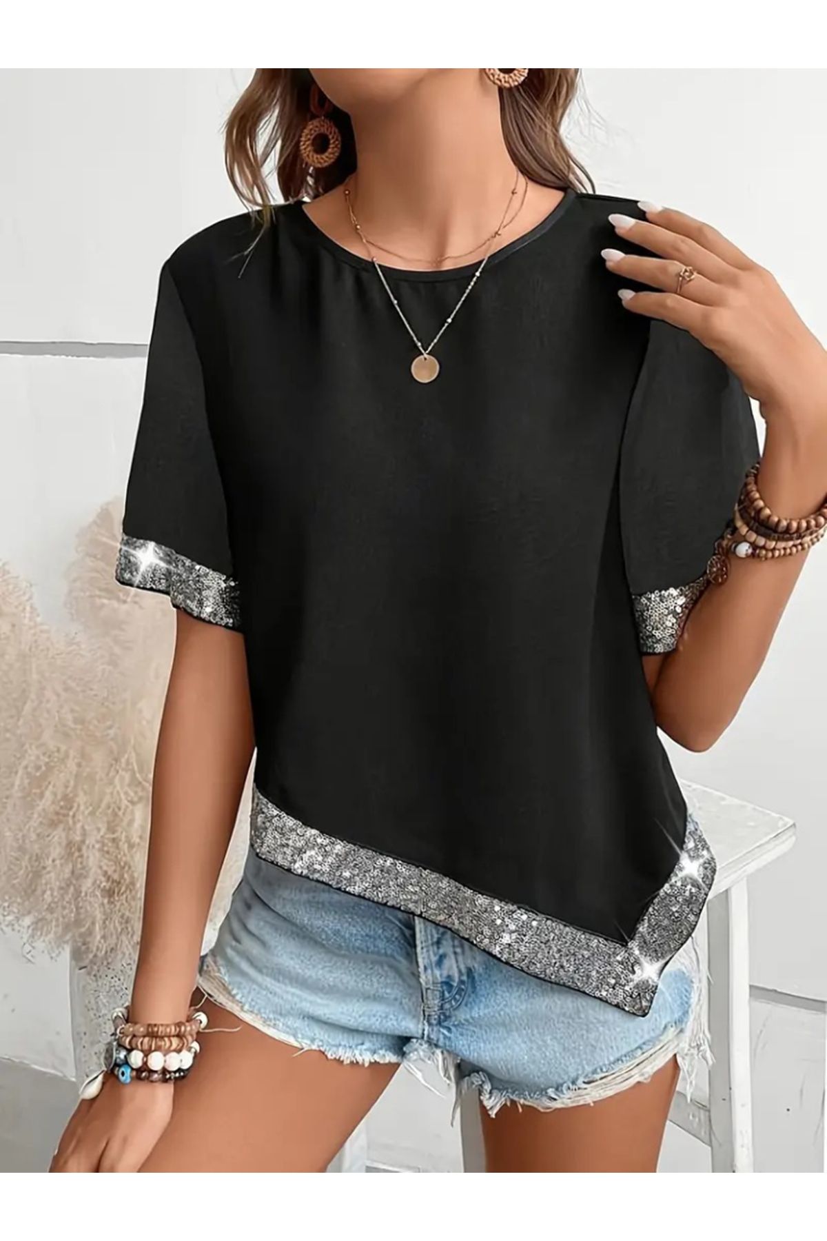 Kadın Kısa Kollu Bisiklet Yaka Asimetrik Kesim Detaylı Pul Payetli Krep Bluz