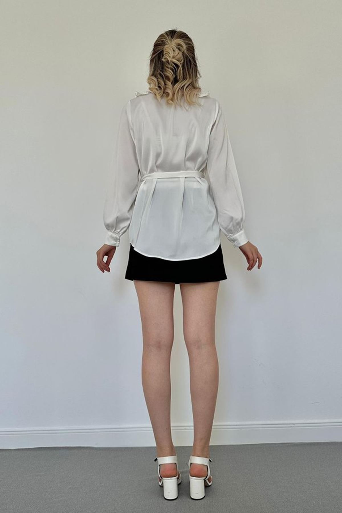 Beyaz Yakası Fırfırlı Kuşaklı Saten Gömlek