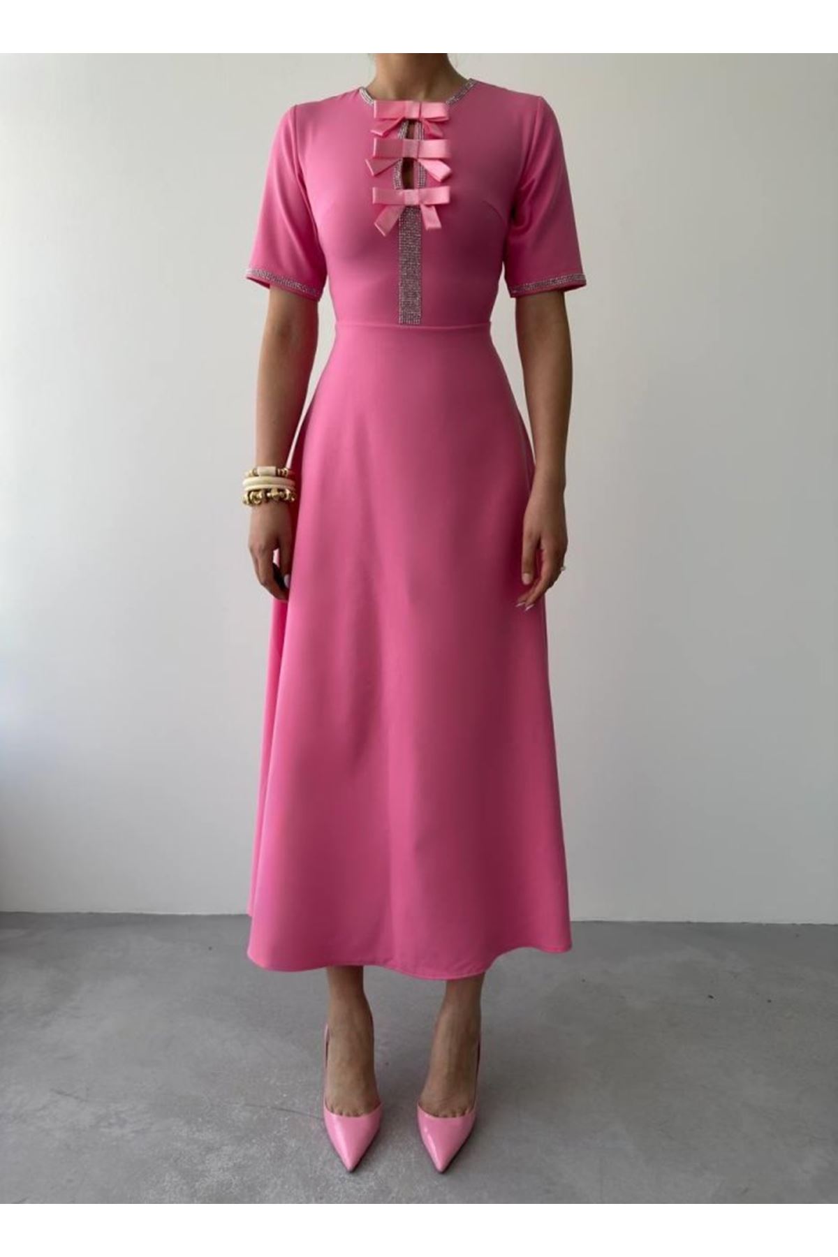 Wera Taşlı Fiyonk Detaylı Elbise