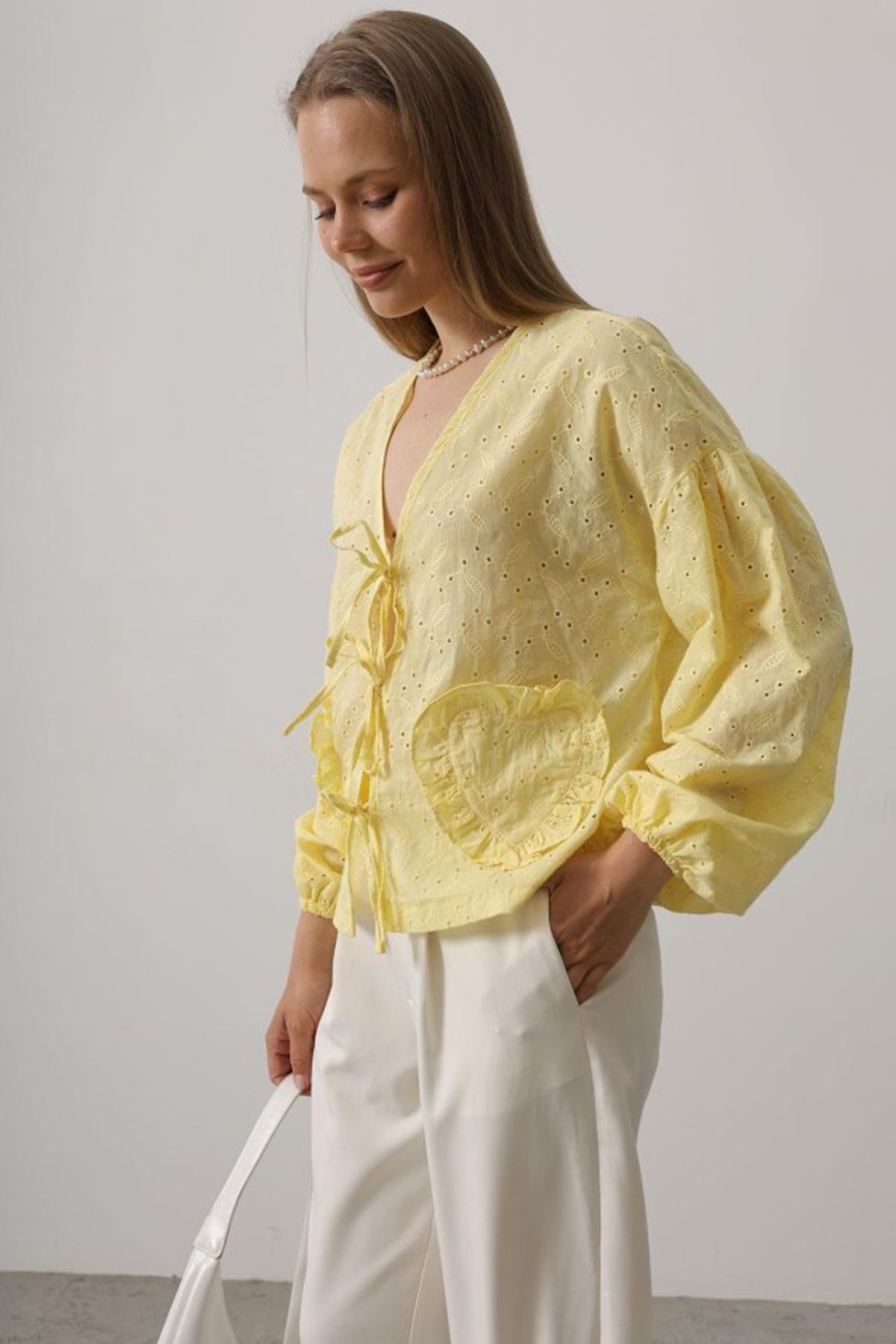 Kalp Detaylı Bağlamalı Brode Bluz - Sarı