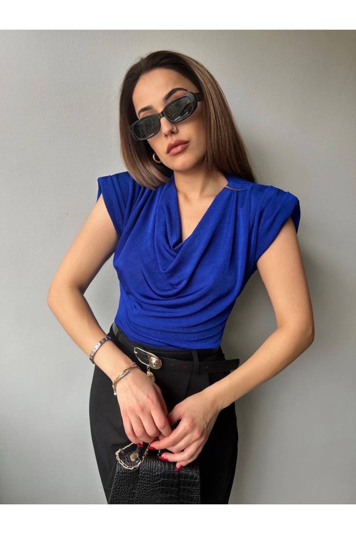 Kadın V Yaka Vatka Detay Kolsuz Dökümlü Bluz