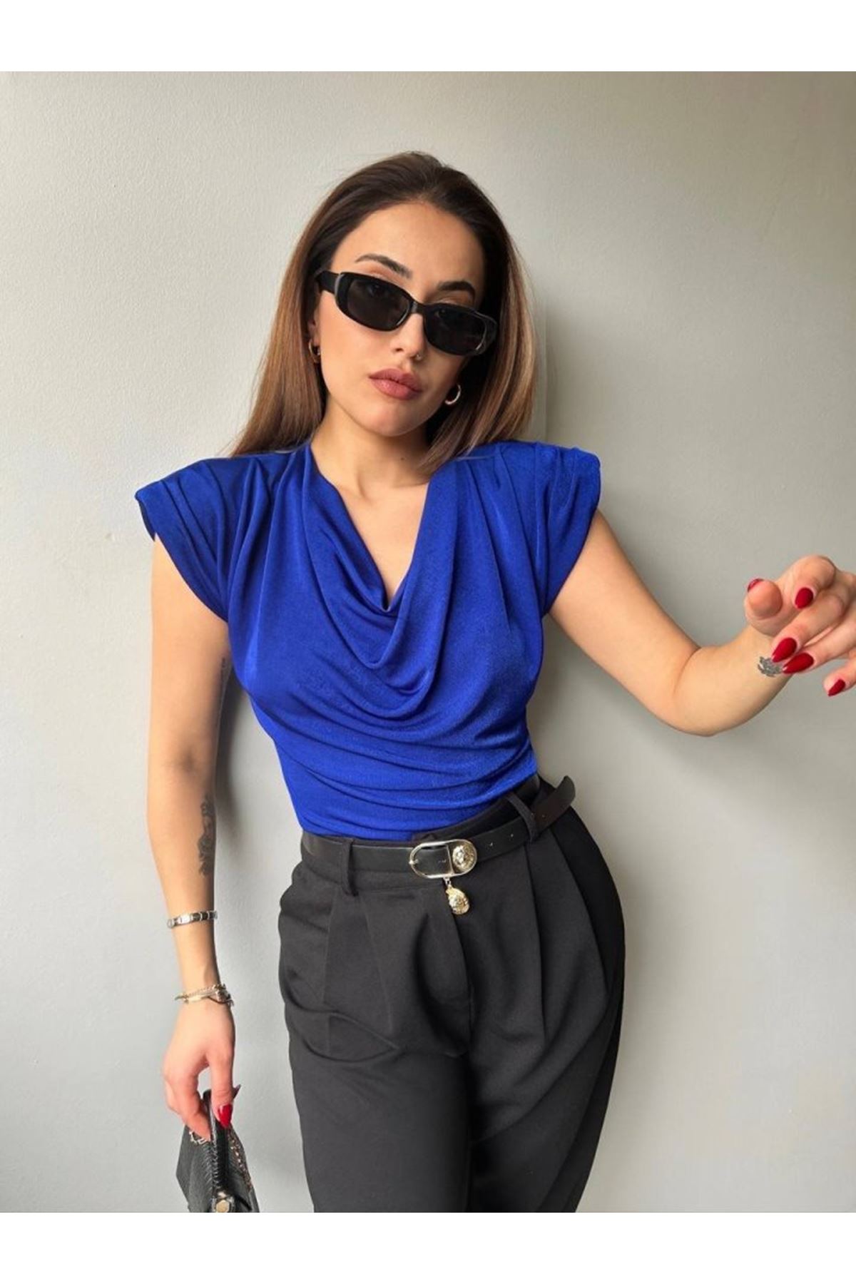 Kadın V Yaka Vatka Detay Kolsuz Dökümlü Bluz